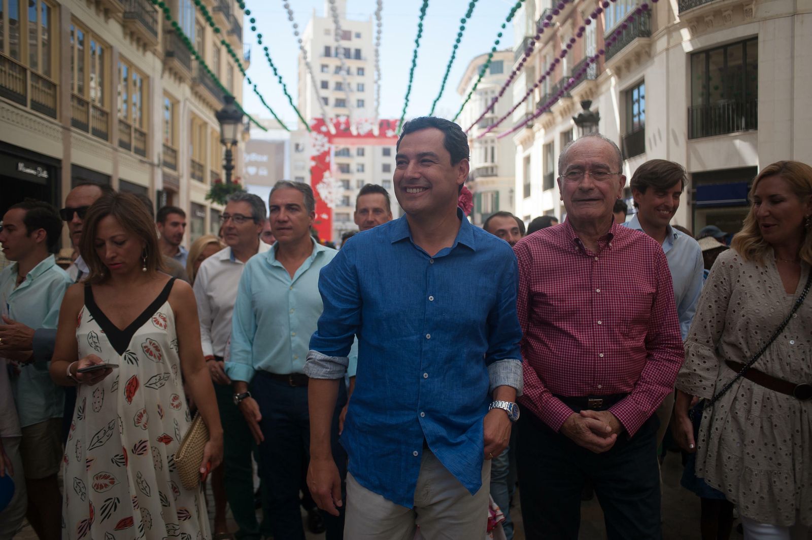Juanma Moreno recorre la calle Larios, este viernes, durante la Feria de Málaga.