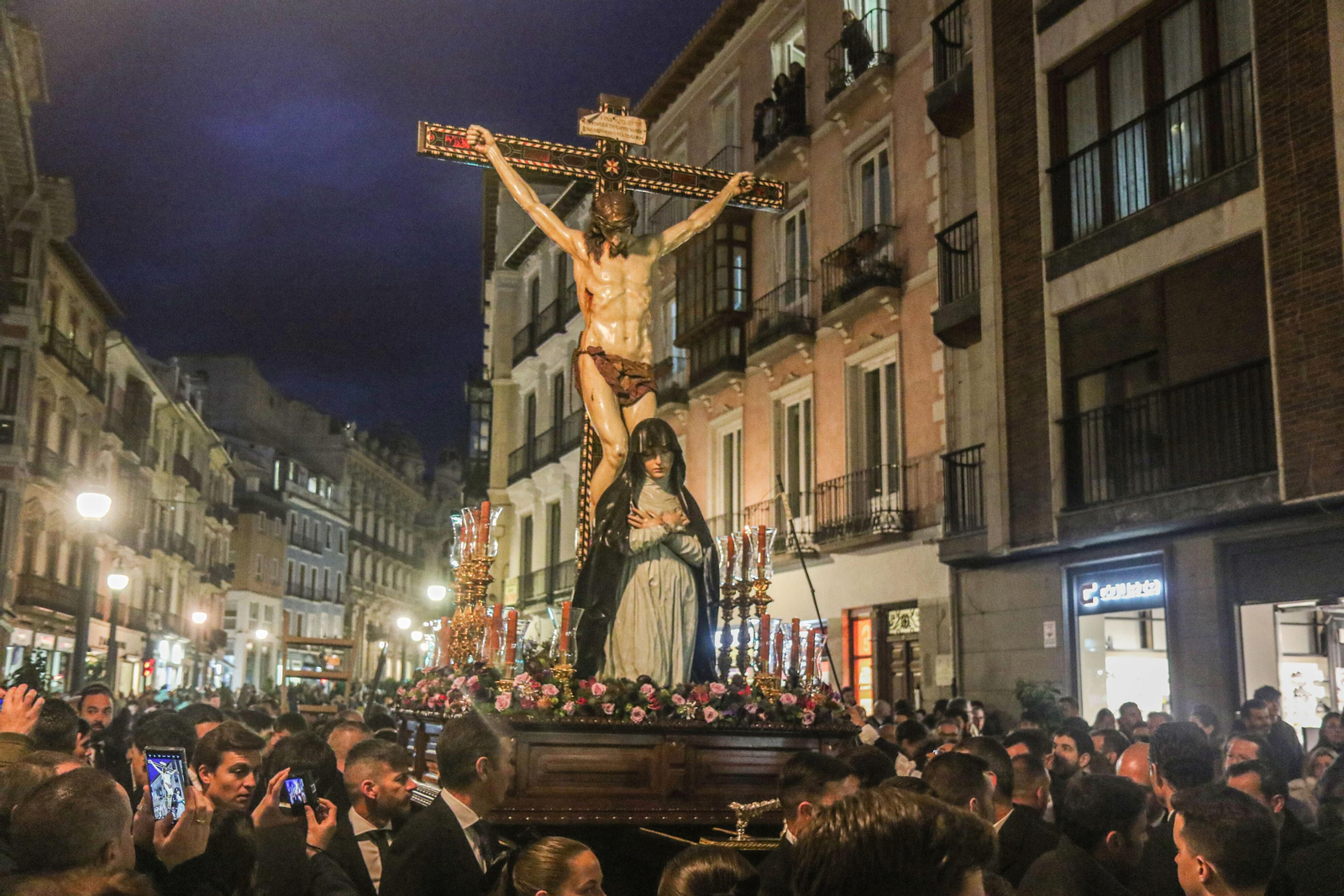 Fotogalería | El vía crucis de las cofradías de Granada en imágenes
