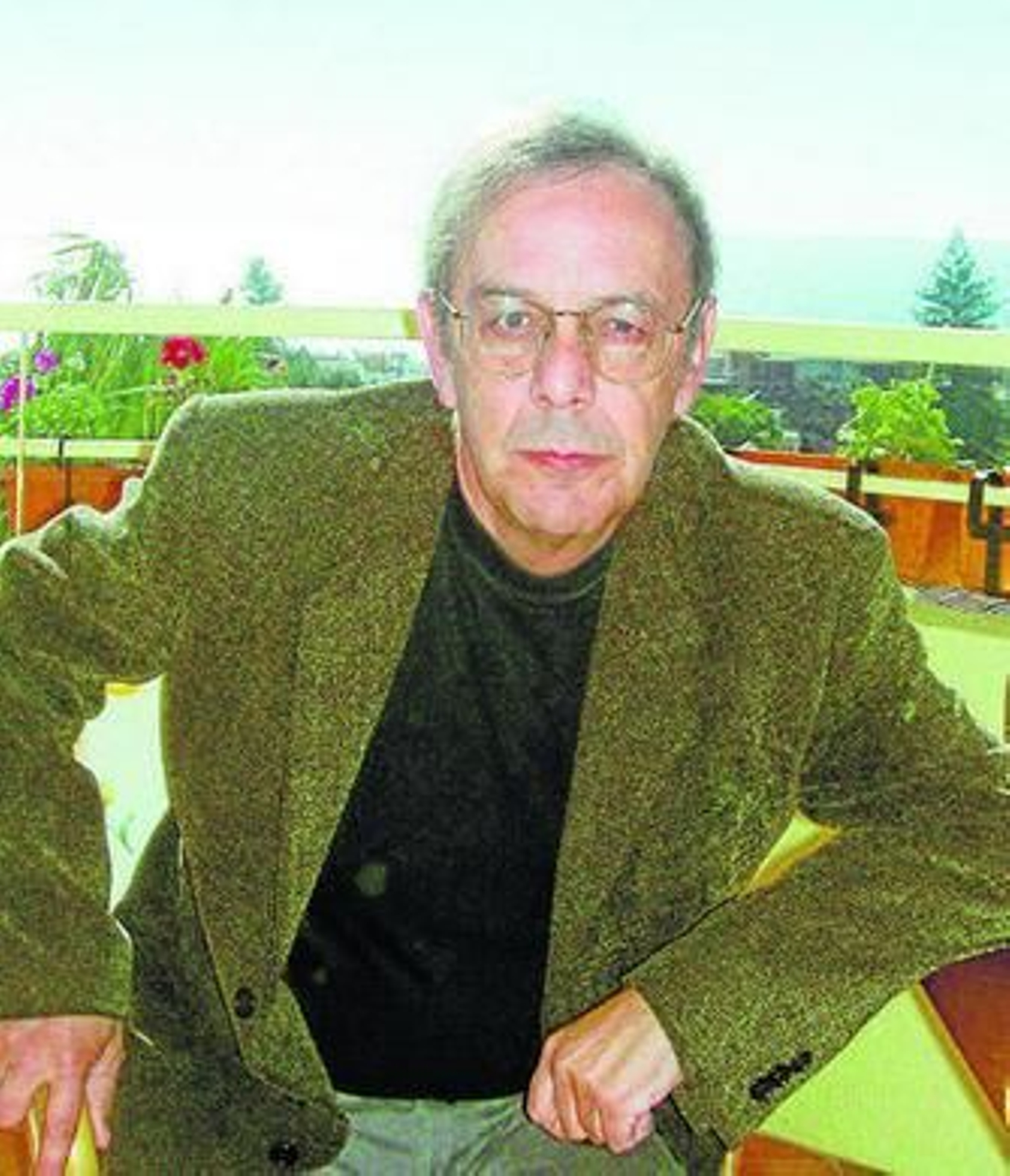 El poeta granadino Antonio Jiménez Millán.