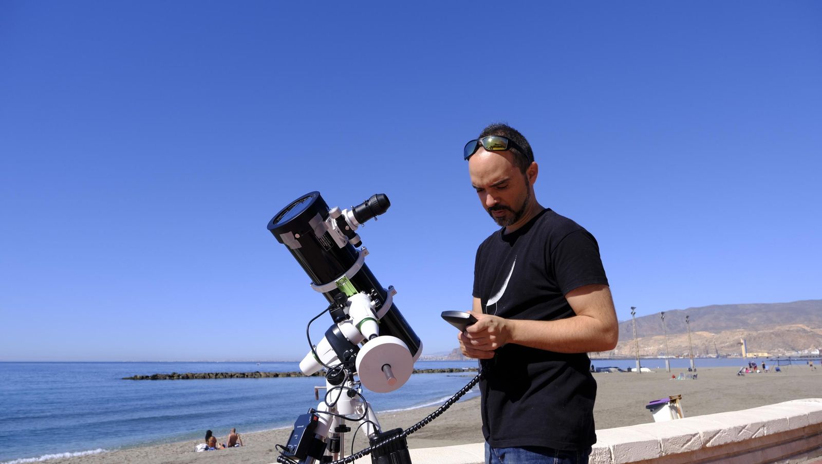 Almería observa el eclipse solar desde el Paseo Marítimo, en imágenes