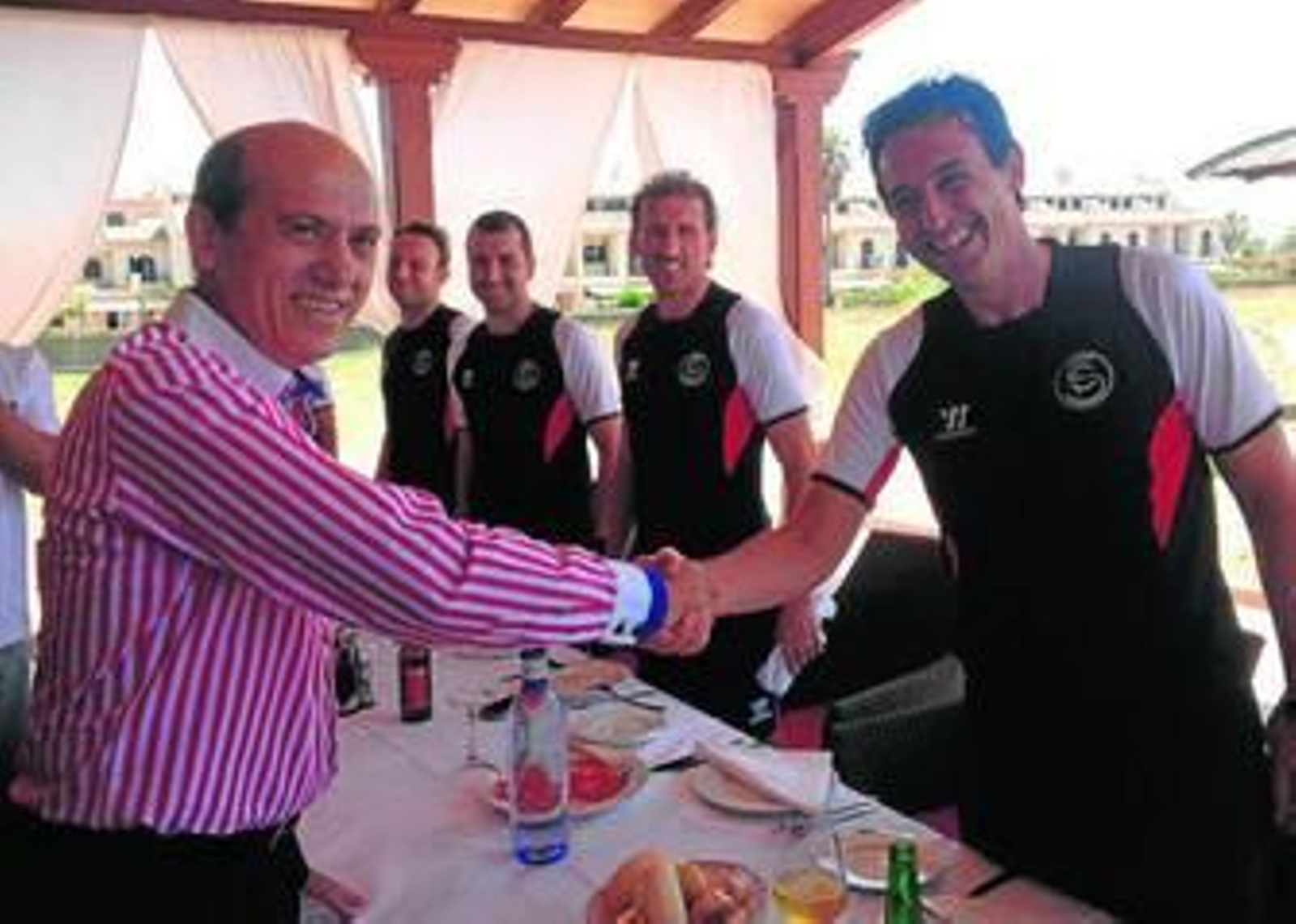 Del Nido saluda a Emery ante Moisés de Hoyo, Diego Martínez y Óscar Arias, antes de almorzar con la plantilla.