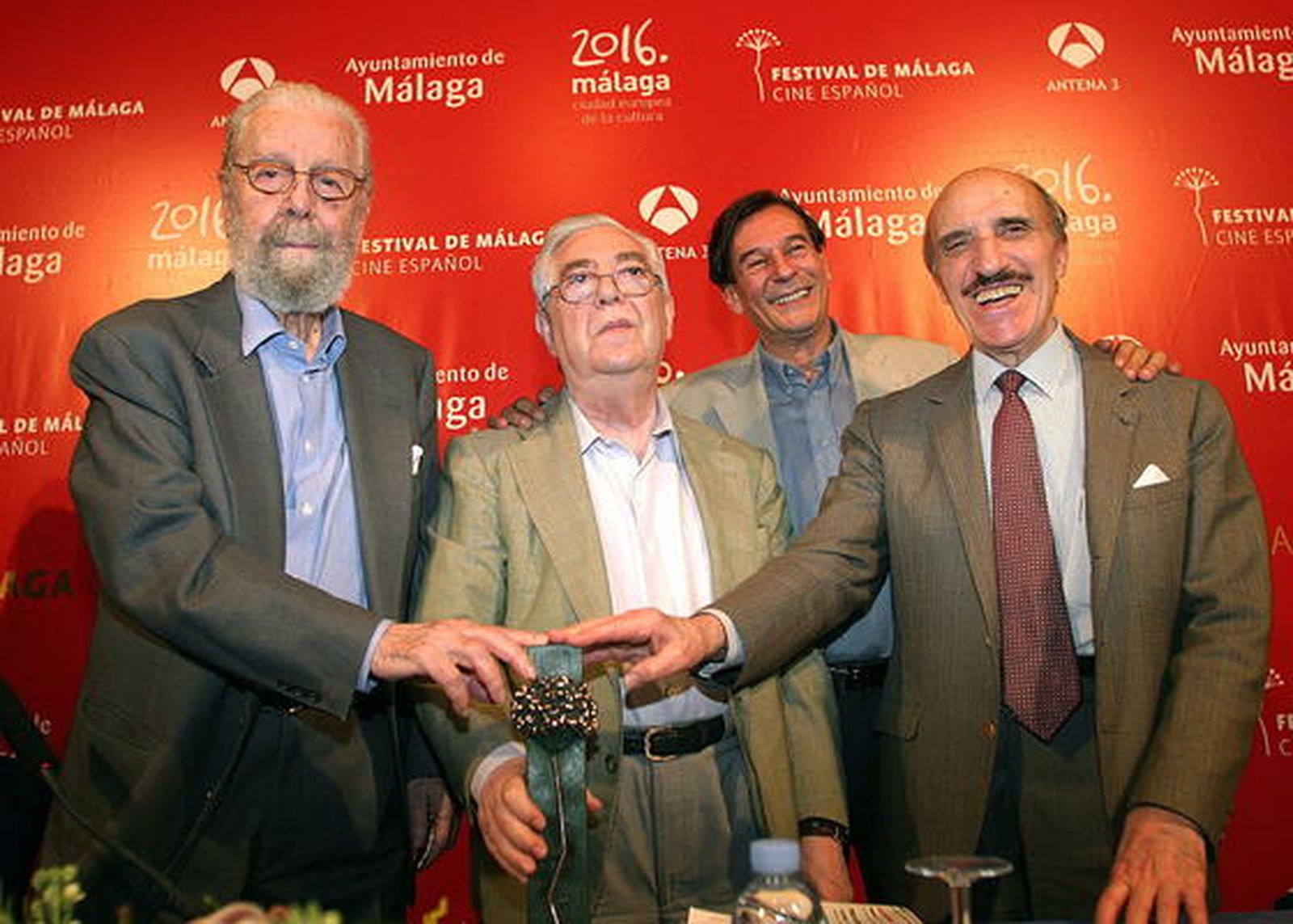 Luis García Berlanga (izquierda), José Luis Coll (centro) y José Sazatornil (derecha) reciben el reconocimiento del festival de Cine Español de Málaga en 2005. / Paco Rodríguez