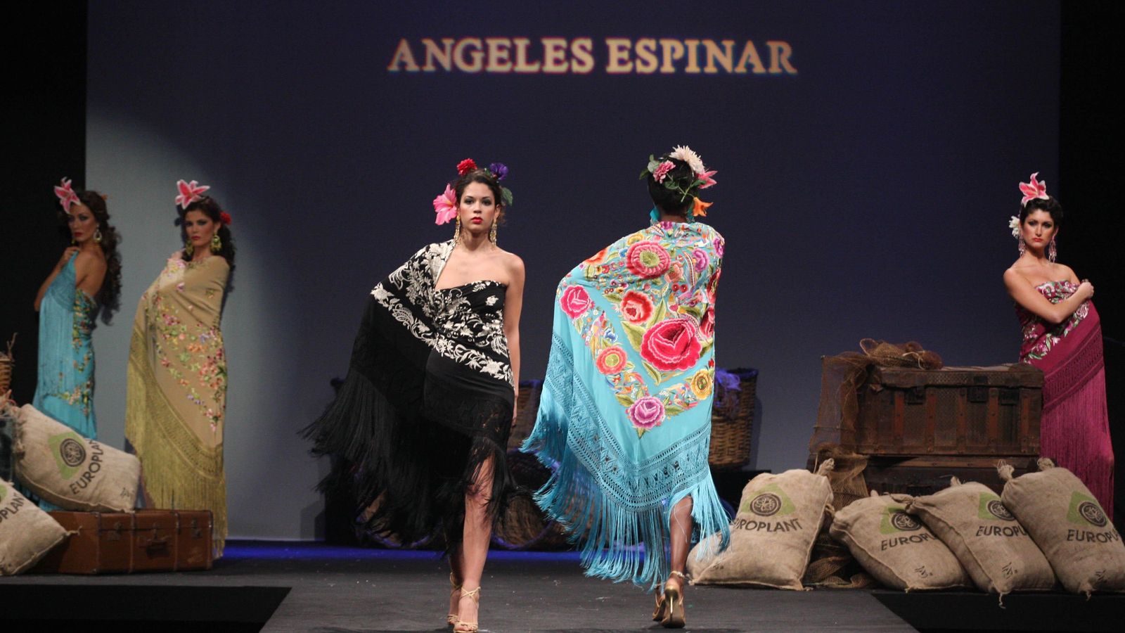Un desfile de Ángeles Espinar, en el se muestran diversos mantones bordados en su taller.