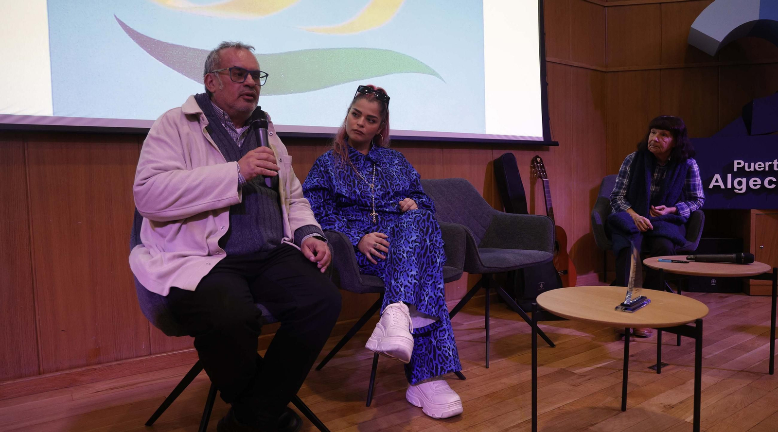 Fotos de la entrega de los premios del Ateneo de Algeciras a María Quiros y Tatiana Delalvz