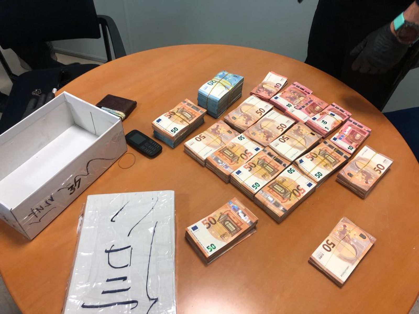 Los más de 120.000 euros y demás material incautado durante el control policial en Granada.