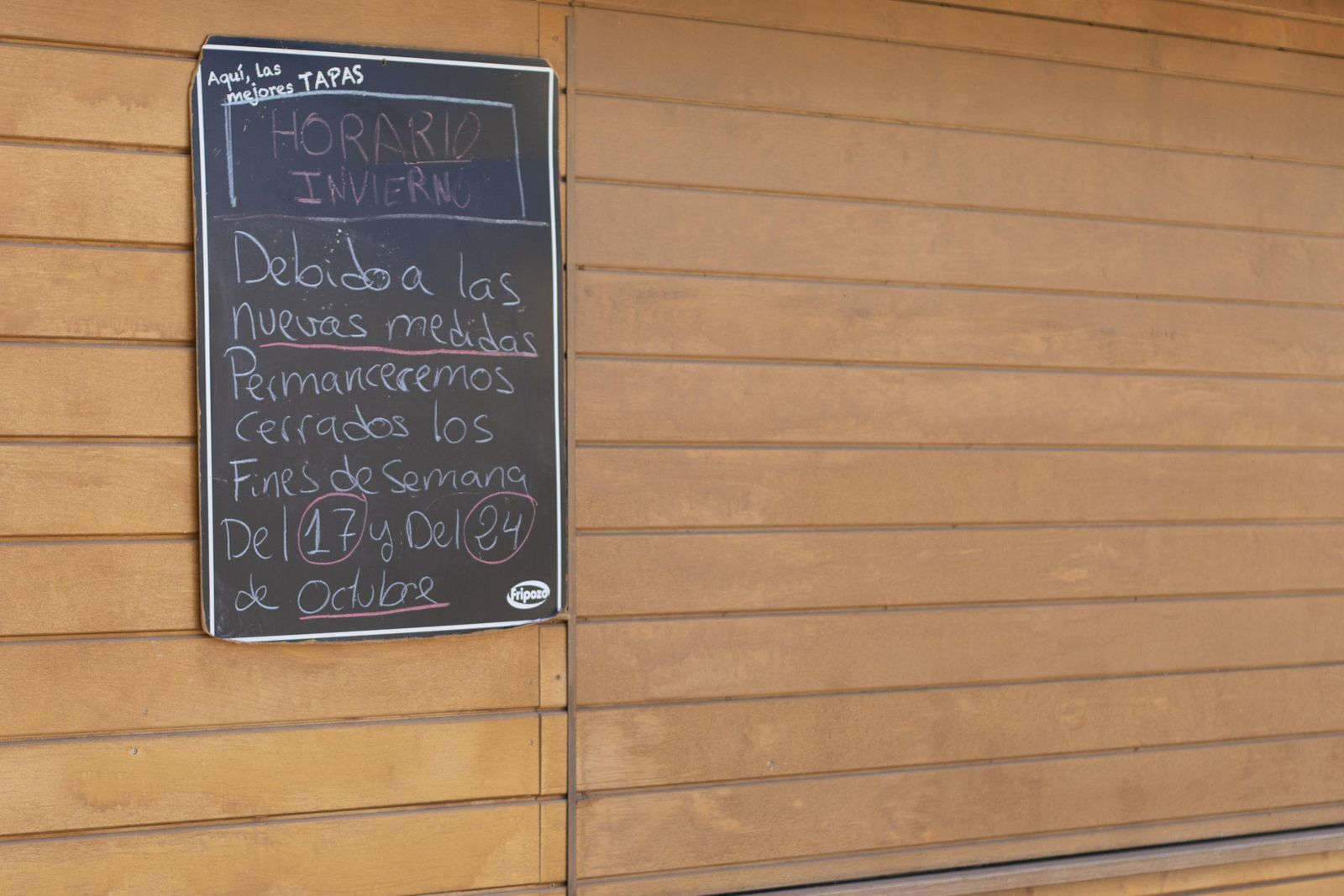 Fotos de cafeterías, parques y la 'Marcha Verde' vacía en el domingo de Granada