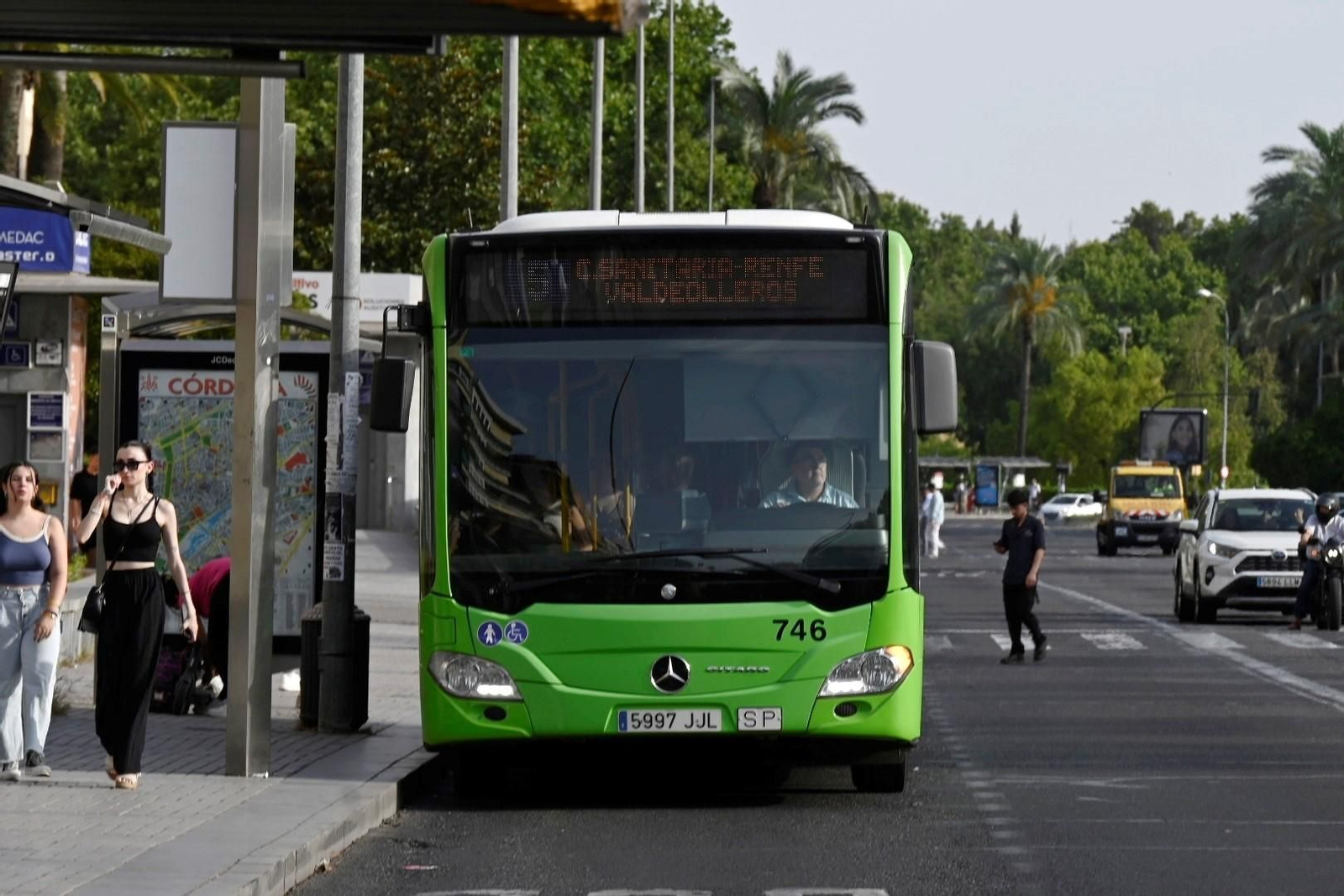Parada de autobús en el Paseo de la Victoria.