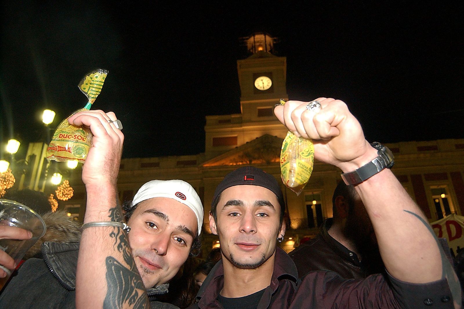 Dos jóvenes, a punto de comerse las 12 uvas.