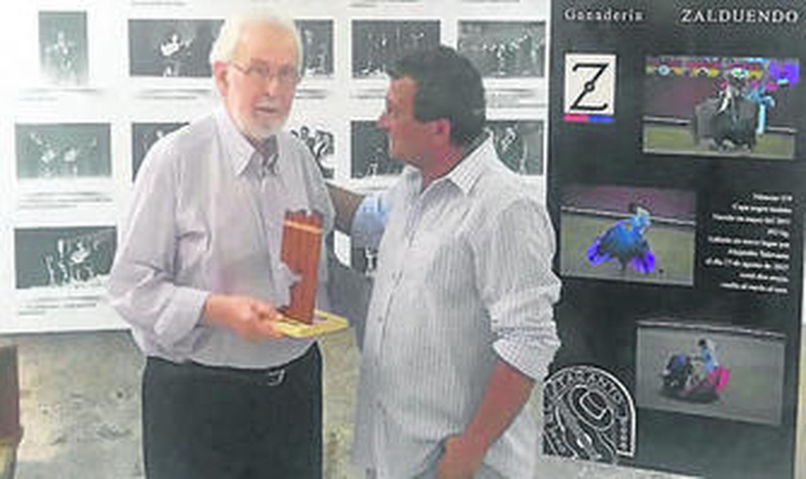 Marcos Rubio hace entrega del trofeo al mayoral de Zalduendo.