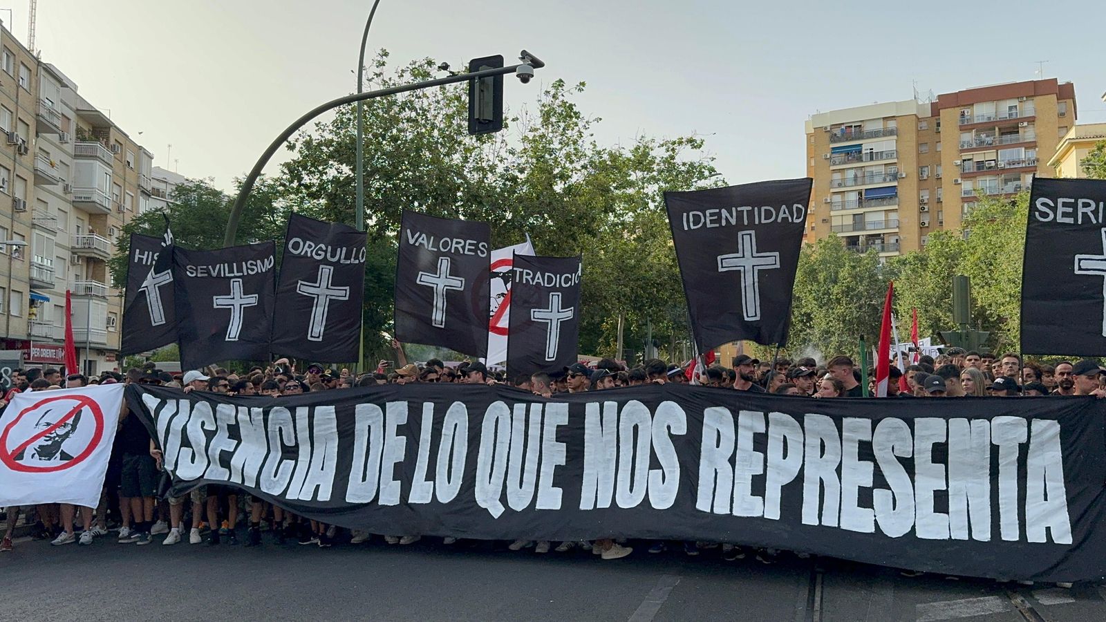 Manifestación de Biris Norte en contra de la directiva del Sevilla