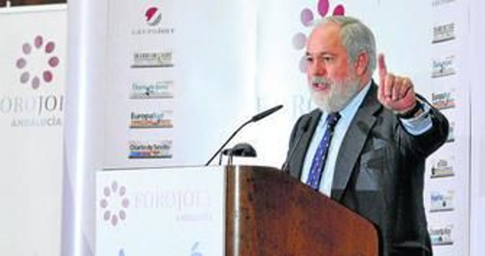 El alcalde de Sevilla, Juan Ignacio Zoido, presentó al conferenciante.