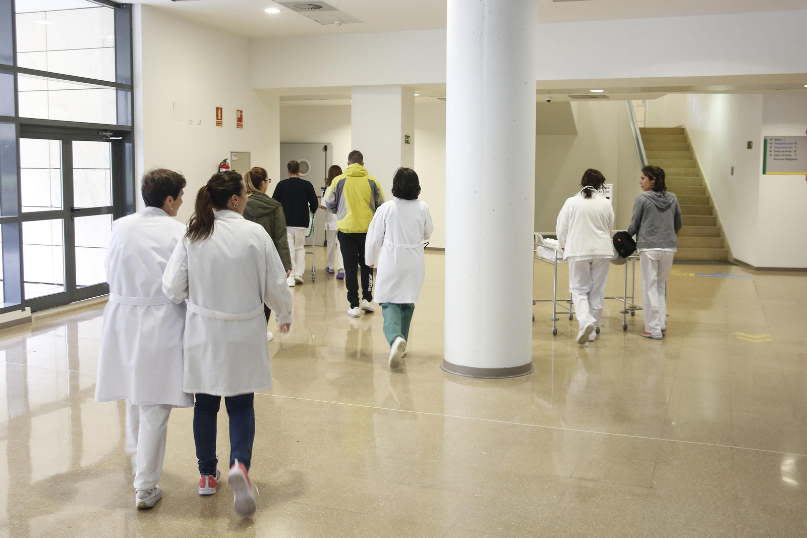 Varios facultativos y pacientes en un centro sanitario de la capital.