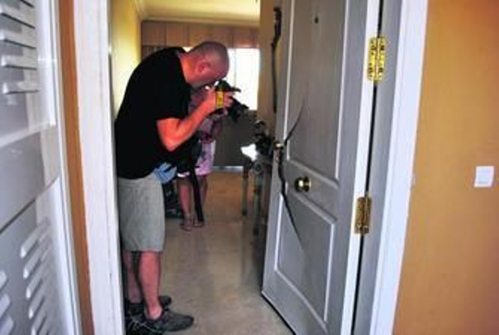 La puerta del apartamento de Riviera del Sol fue reventada durante la intervención policial.