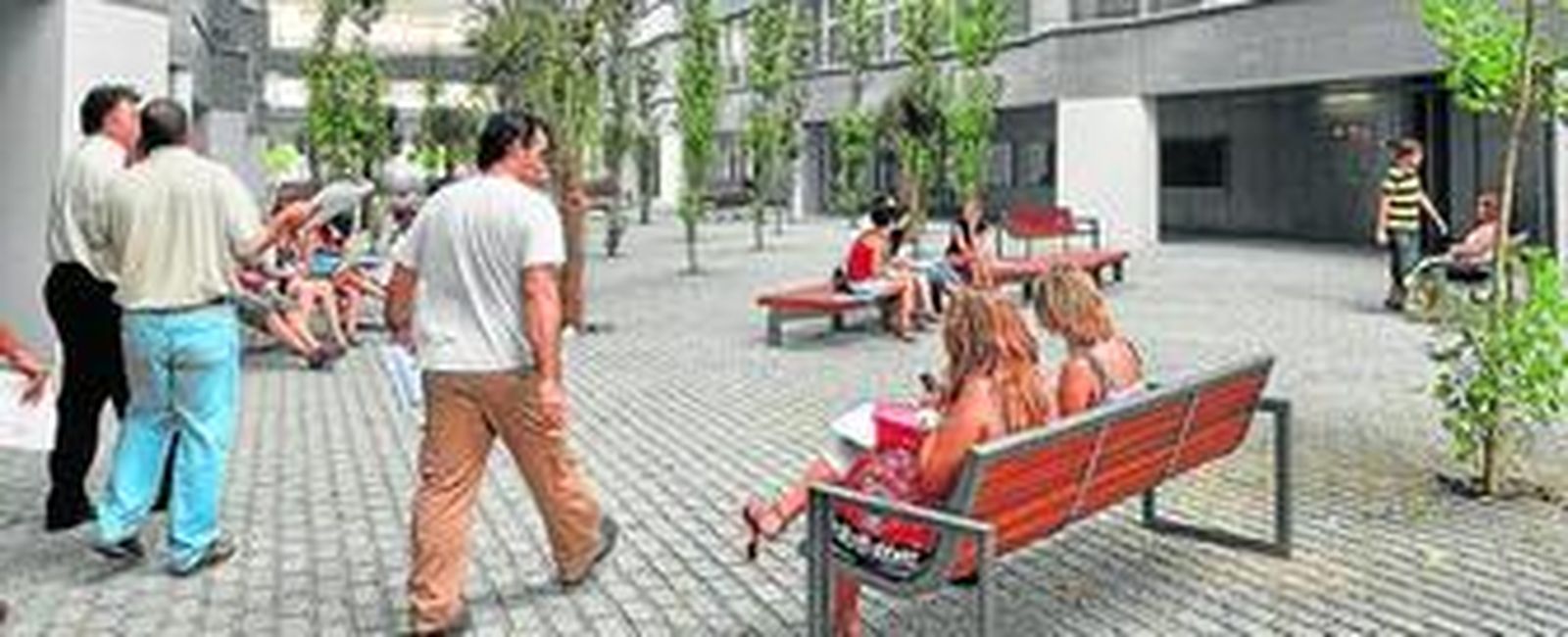 Patio central de la facultad, justo el día del inicio del nuevo curso universitario.