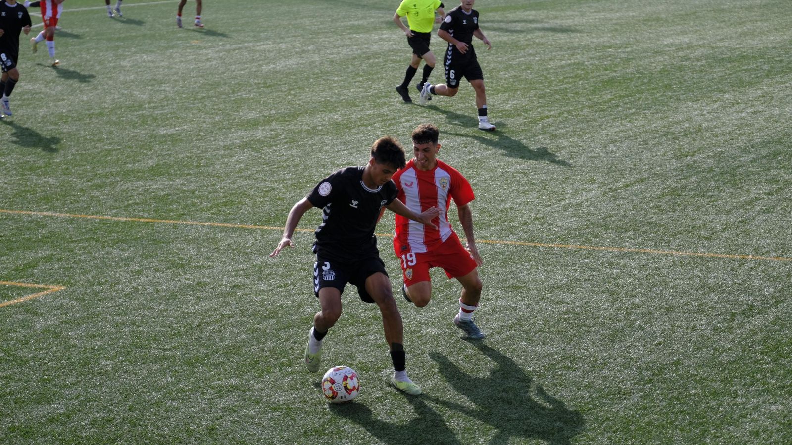 El rojiblanco Christian presiona a un rival durante un encuentro de esta temporada en el Francisco Pomedio.