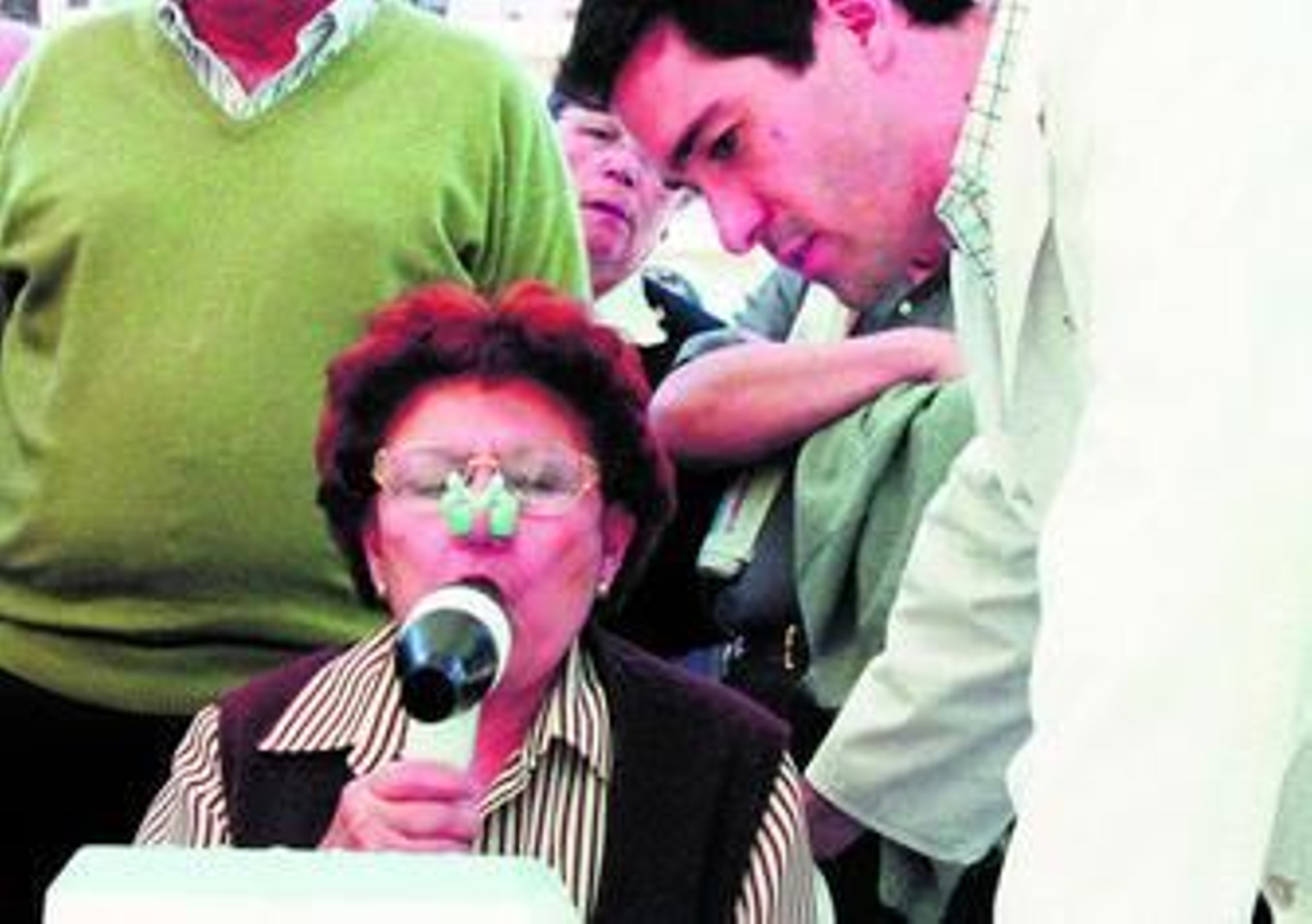 Una mujer asmática se somete a una prueba diagnóstica.