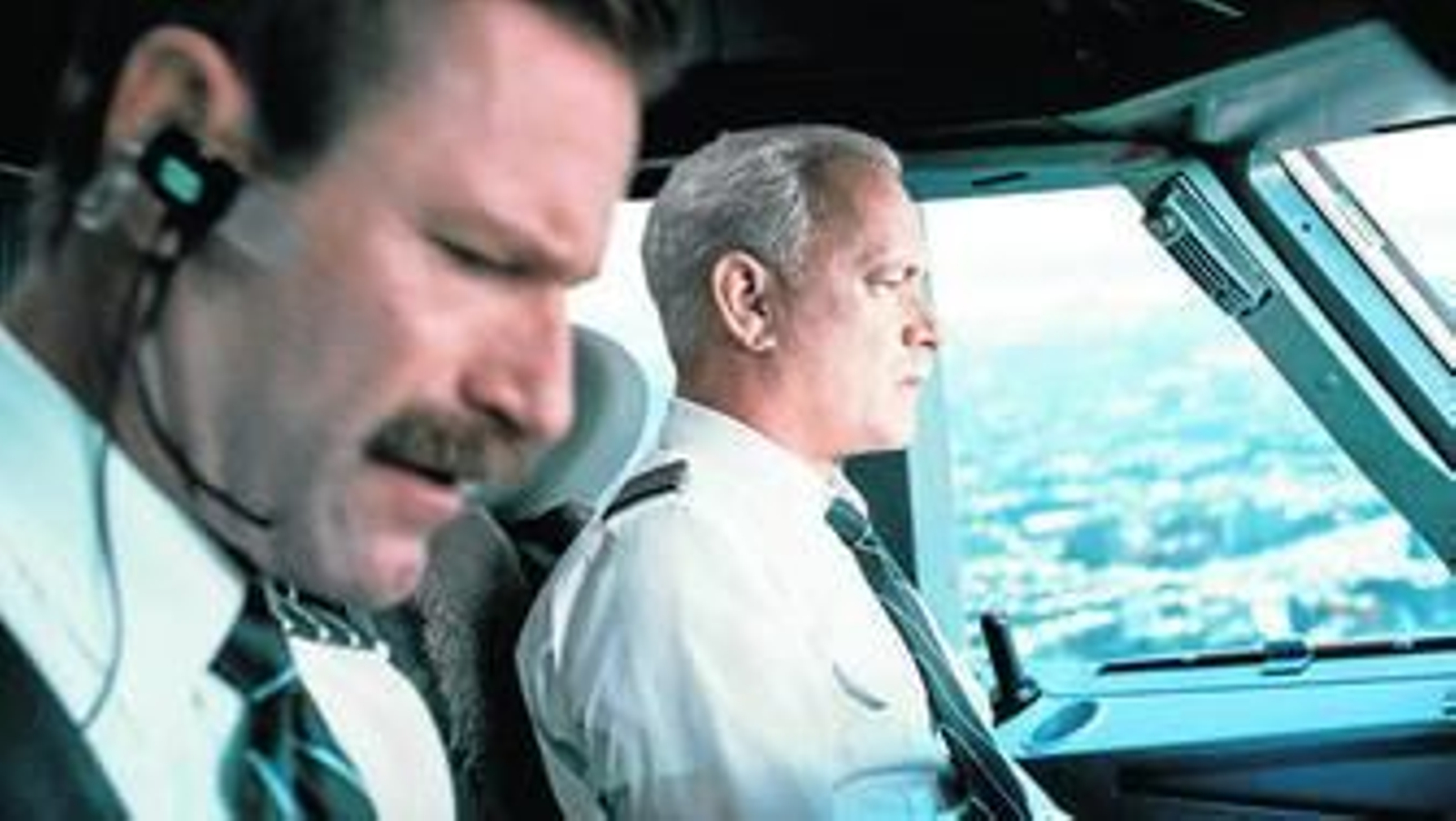 Aaron Eckhart y Tom Hanks, en una escena de la nueva película de Clint Eastwood.