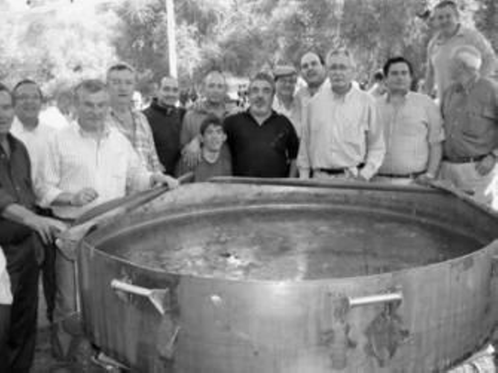 Algunos de los socios de La Gineta posan junto a la gran olla de callos que cocinó Fermín Fernández 'Chaleco'.
