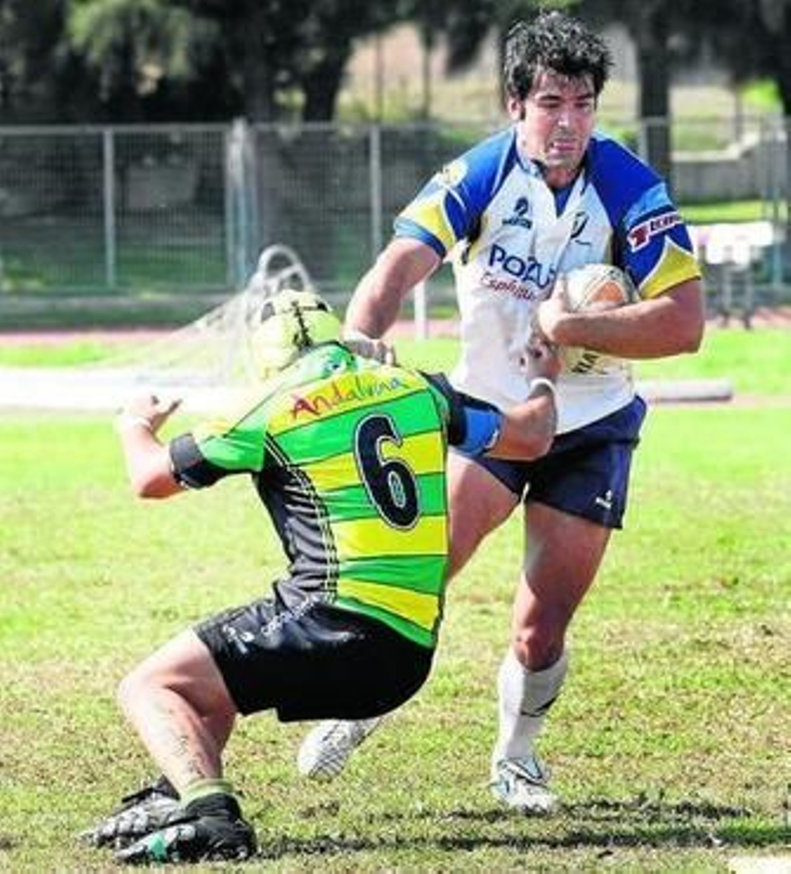 David Camacho trata de frenar a un rival.