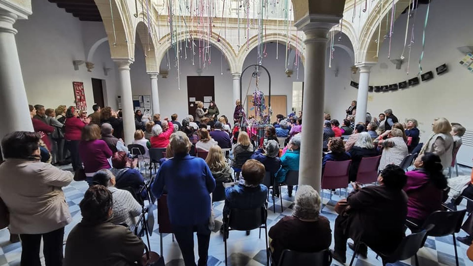 Una imagen de la reunión celebrada en la mañana de hoy con los mayores del programa de Barrio Alto.