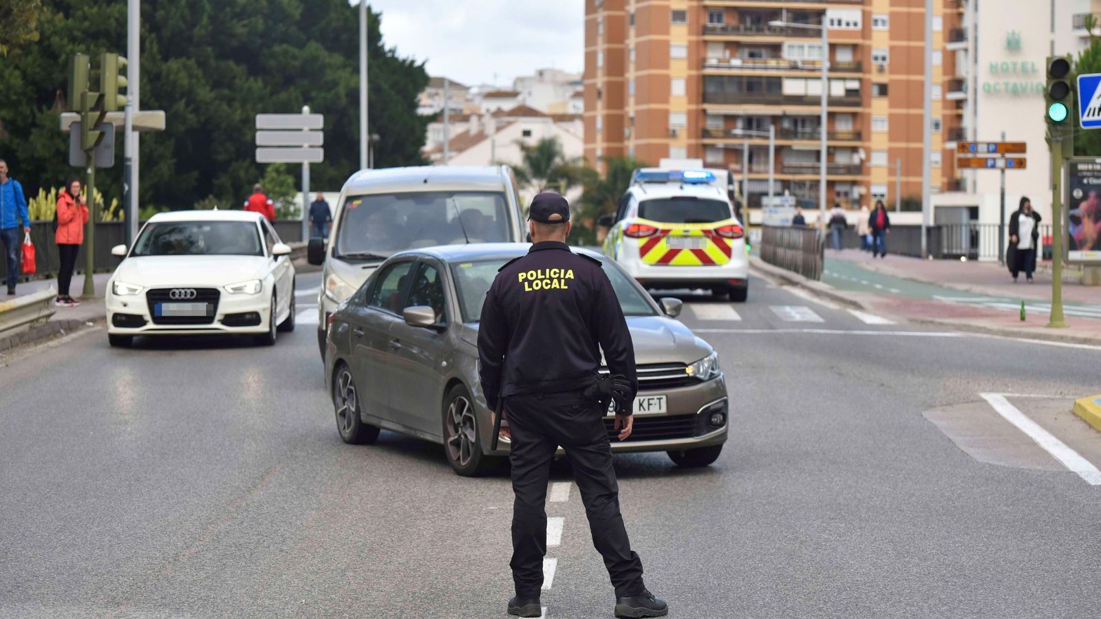 Un agente de la Policía Local regula el tráfico.