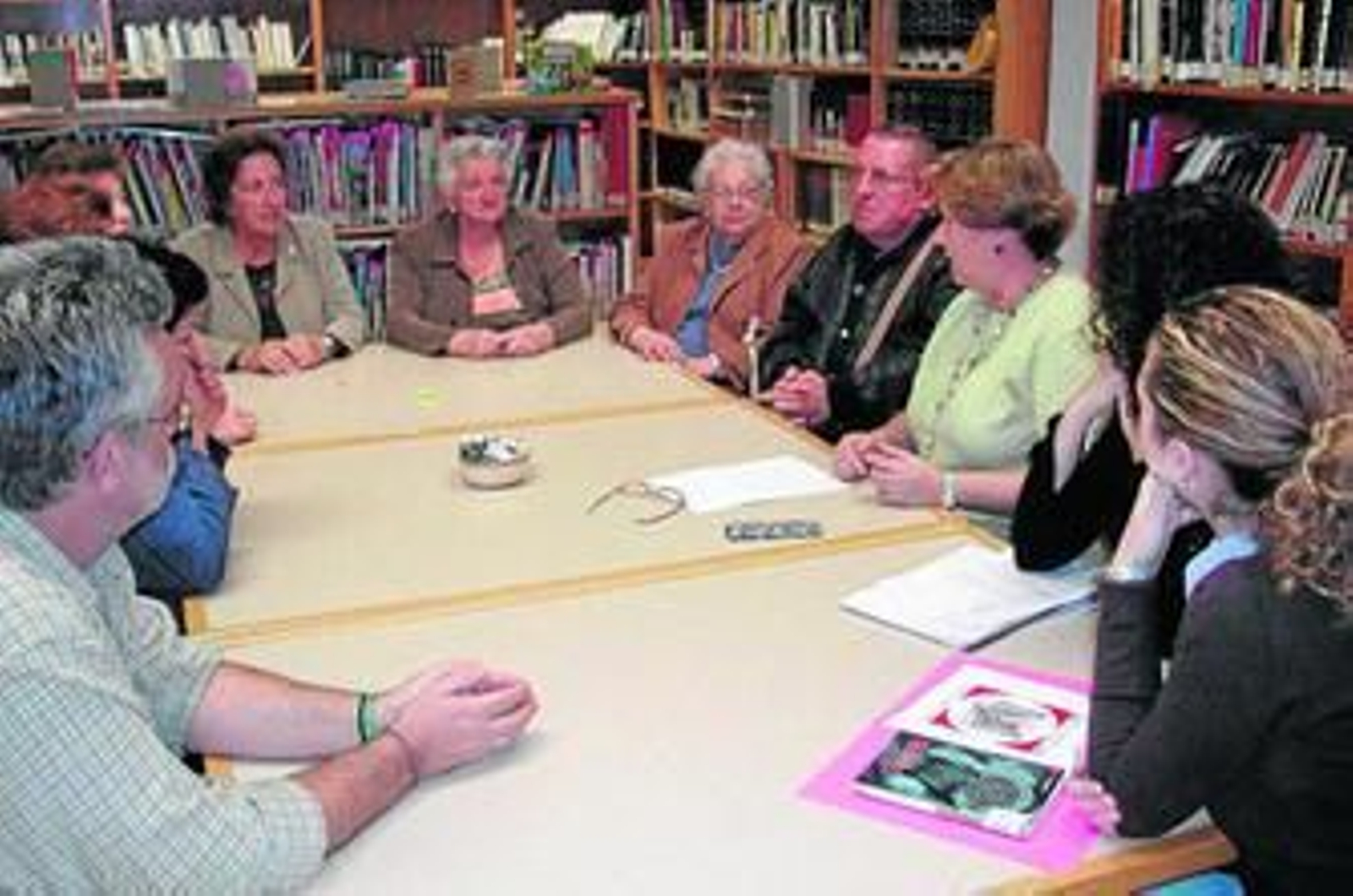 Una imagen de los participantes del club de lectura en español de la Biblioteca Municipal de Gines.