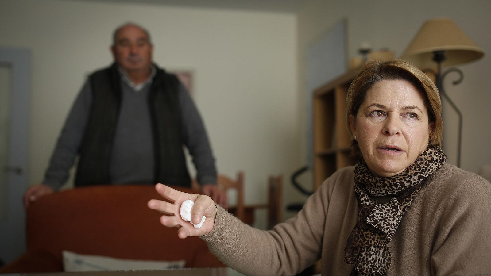 Asunción Rivas, con su pareja, Antonio Carmona, en su casa de Lora de Estepa.