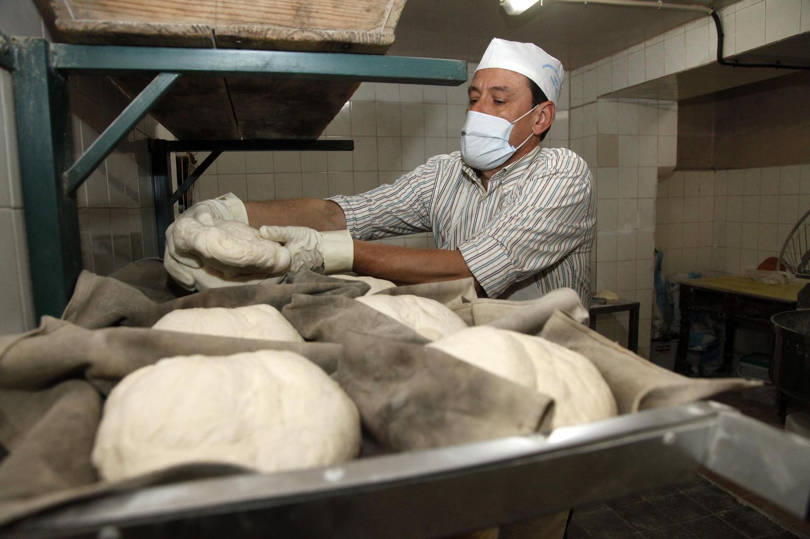 Un trabajador en una panadería
