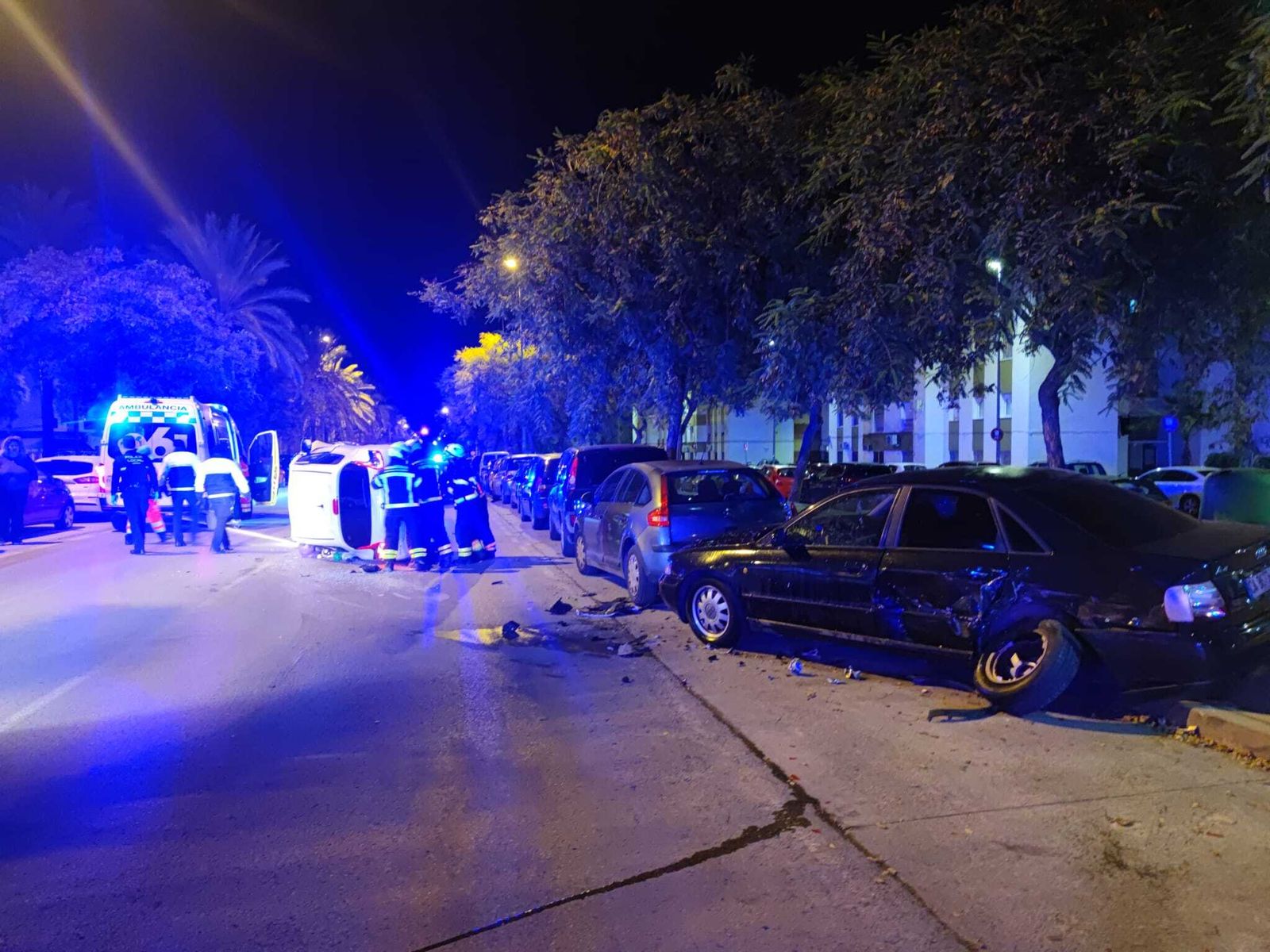 Los bomberos durante la intervención, esta madrugada.