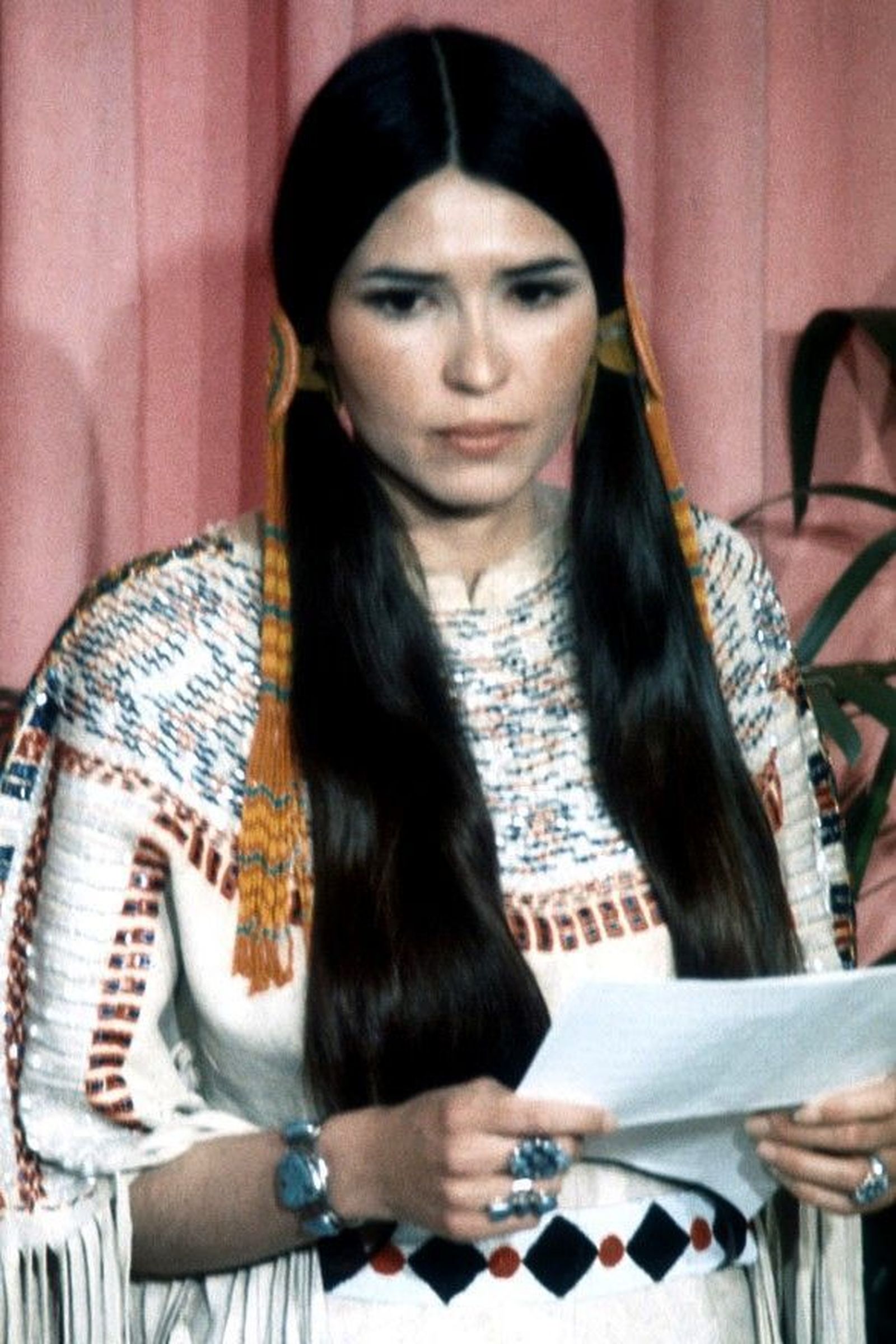 Sacheen Littlefeather recogiendo el premio de Brandon en 1973