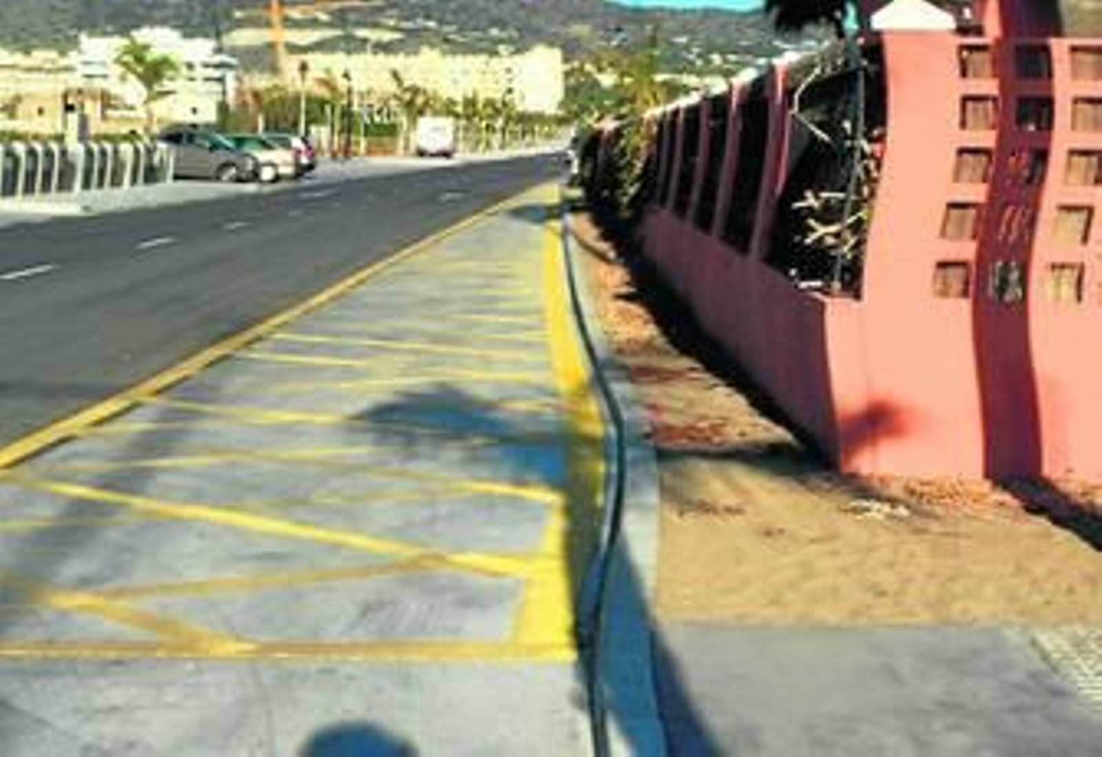 Imagen del muro de la urbanización que invadía terreno público.