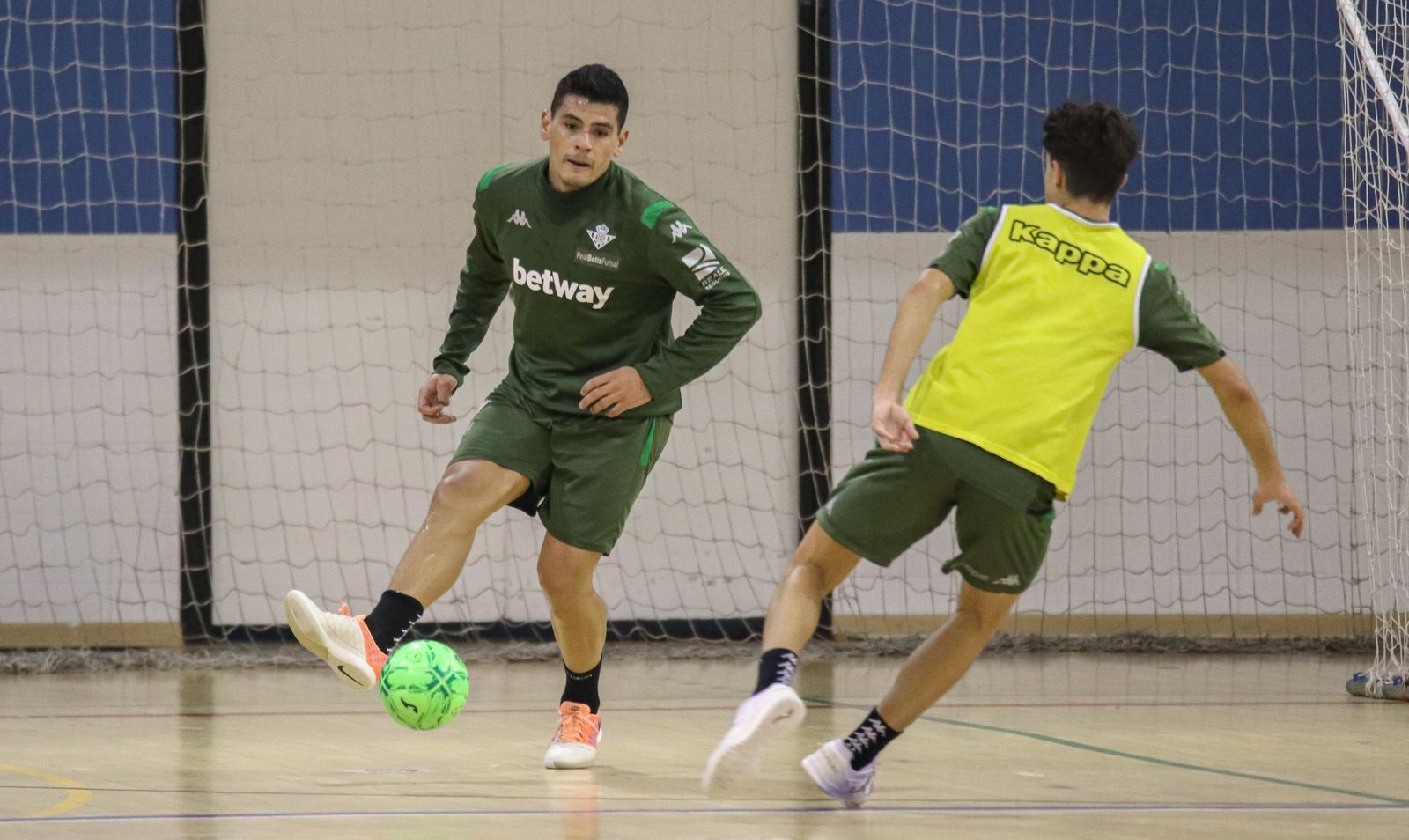 Bocao golpea el balón en el último entrenamiento del Betis Futsal.