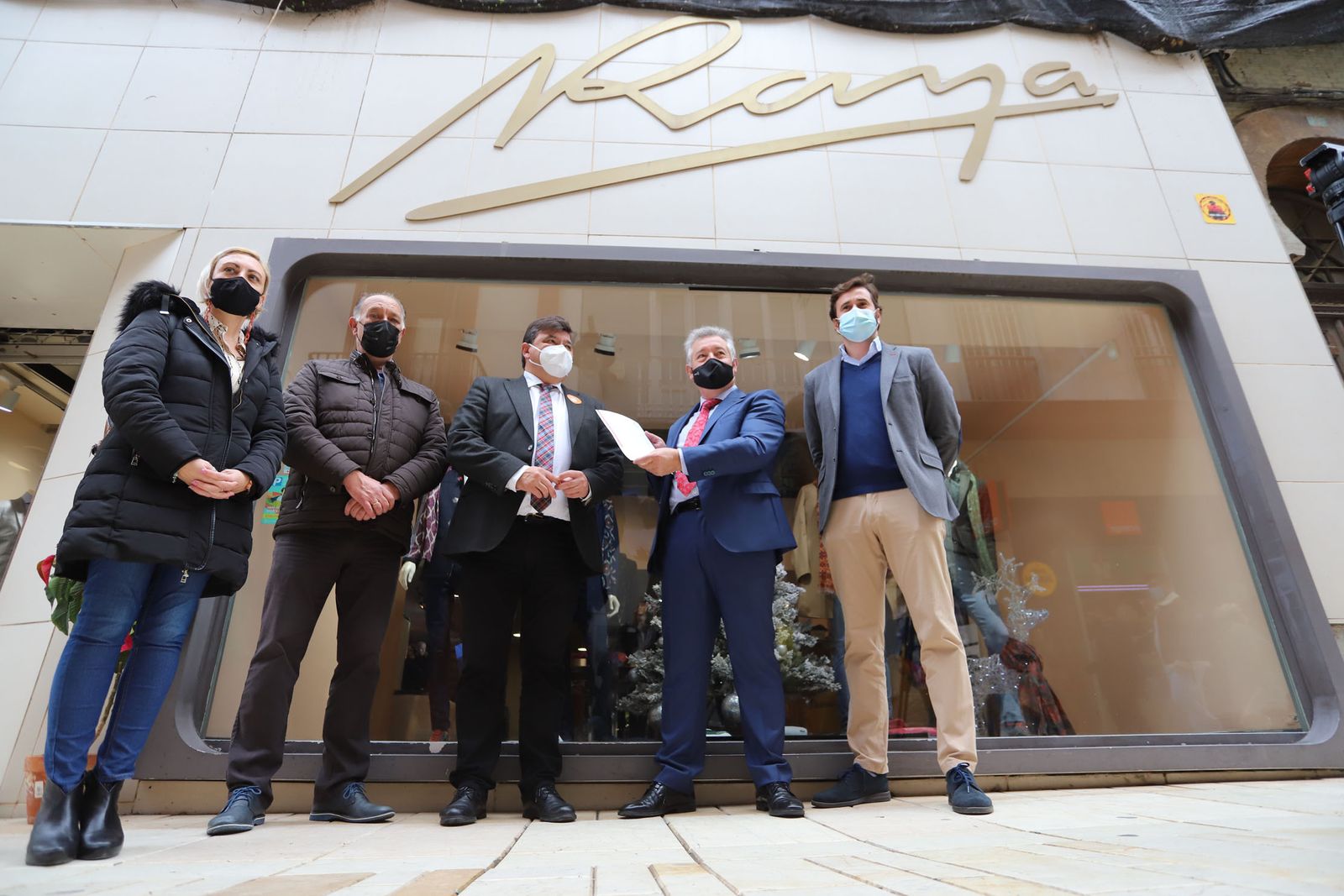 El alcalde y el presidente de la Cámara de Comercio entregan uno de los distintivos.