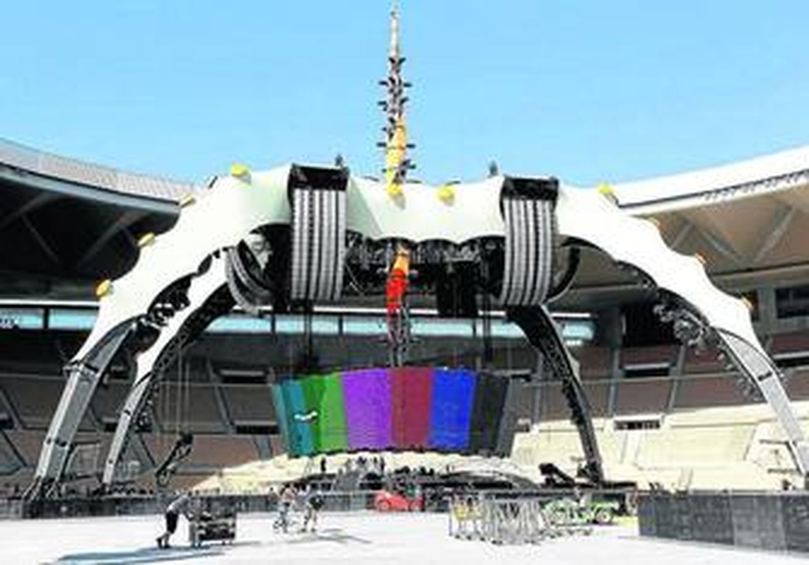 Los trabajos del montaje del escenario continuaban ayer a buen ritmo en el Estadio de la Cartuja.
