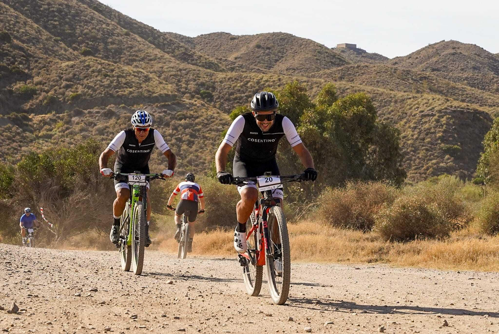 Varios ciclistas a su paso por uno de los tramos de la BTT Playa Macenas by Cosentino. Varios ciclistas a su paso por uno de los tramos de la BTT Playa Macenas by Cosentino.