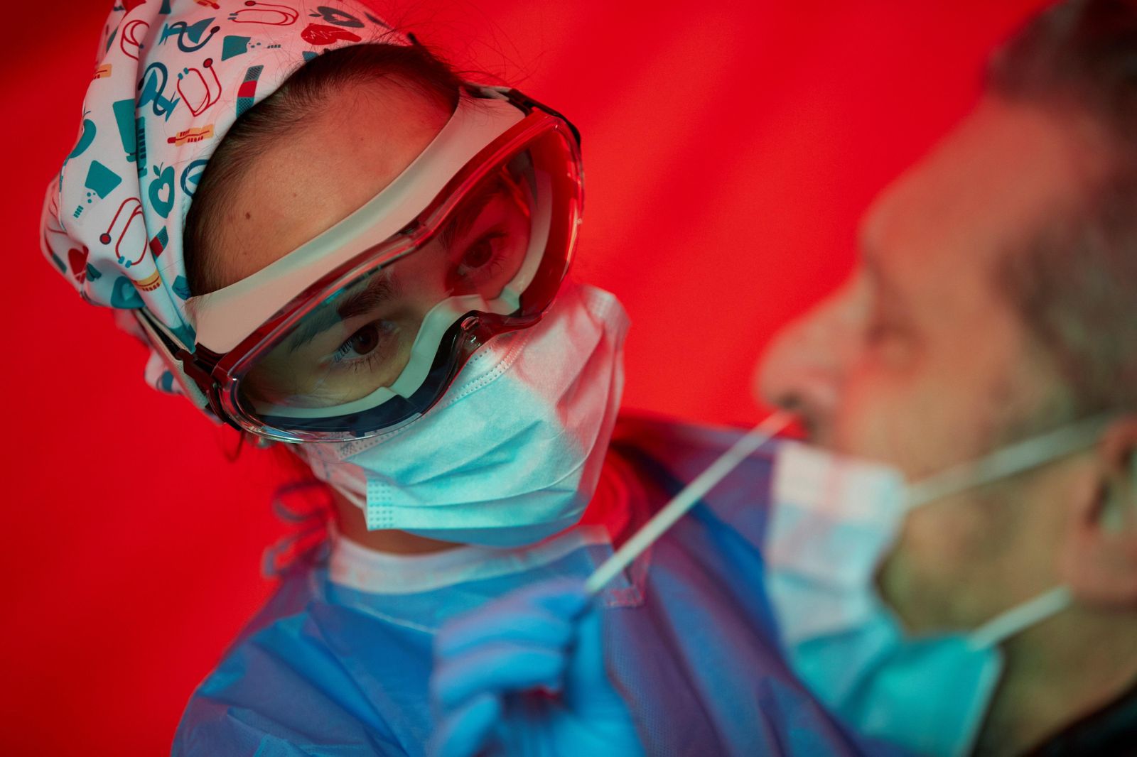 Una sanitaria realiza un test de antígenos.