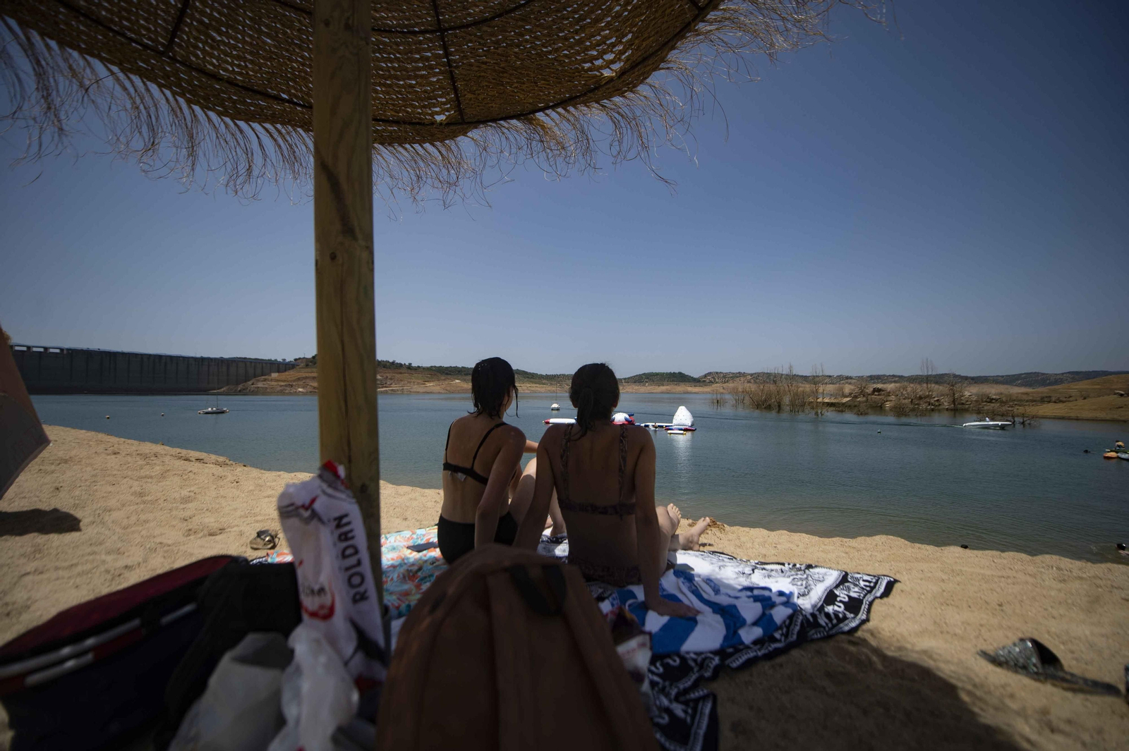 Dos chicas disfrutan de las vistas en el pantano de la Breña.