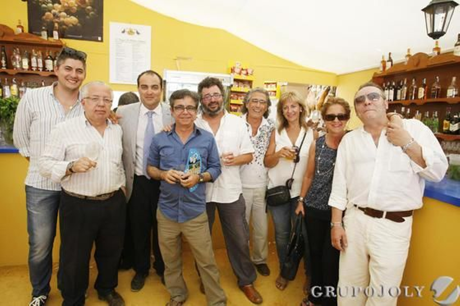 Alfonso Pacheco y Tomás, del bar La Moderna, junto a José María Flores, José Luis Márquez, Auxiliadora Moreno, el artista flamenco Alberto San Miguel, Carmen Trinidad, el pintor Juan Ángel González de la Calle y el director de Diario de Jerez.

Foto: Vanesa Lobo