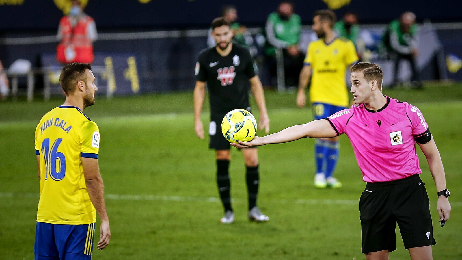 Alberola Rojas, en el Cádiz-Granada de la 2020/21 en el que se tragó un claro penalti sobre Perea.