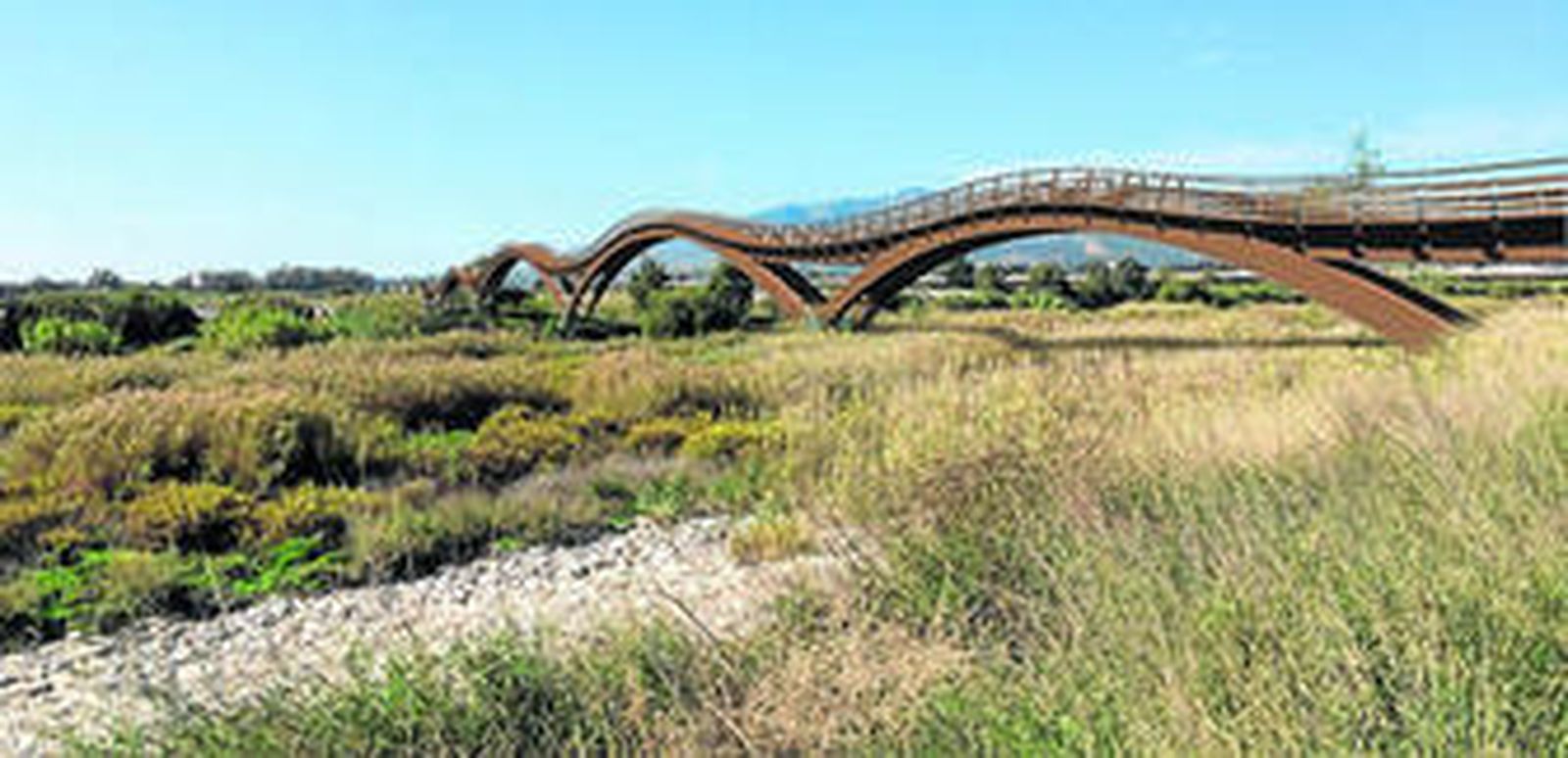 Recreación de la pasarela de madera prevista en el paraje natural del río Guadalhorce.