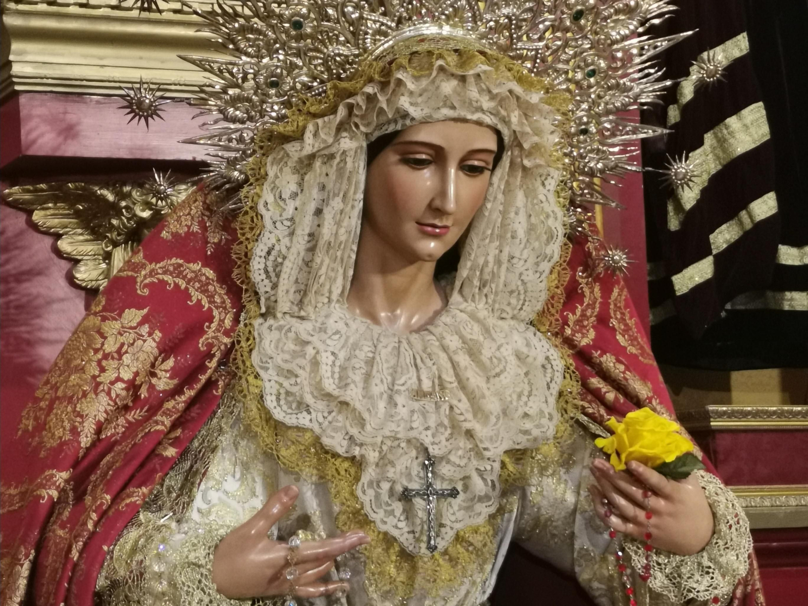 María Santísima del Amparo ataviada para la festividad de la Candelaria.