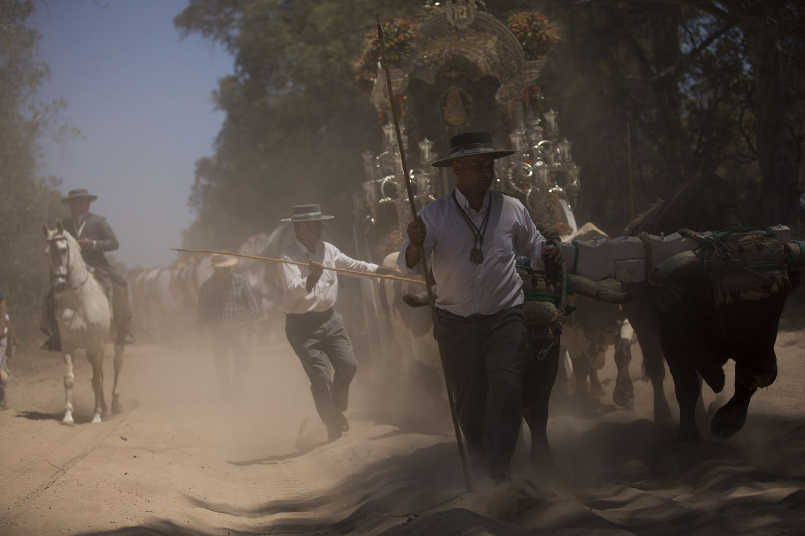 El paso de hermandades del Rocío por la Raya Real