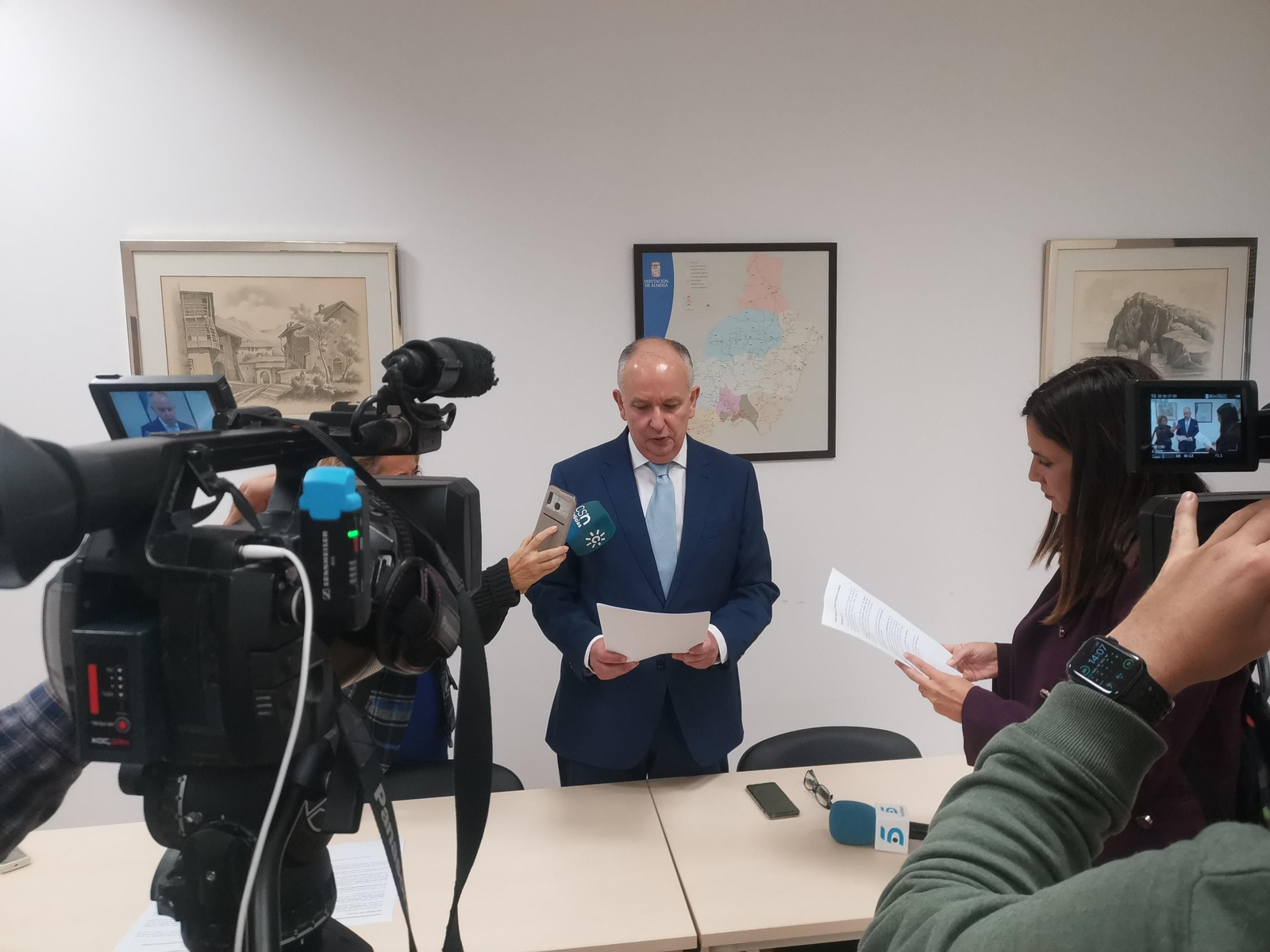 El presidente de la Audiencia Provincial, Luis Miguel Columna, informa a los medios sobre los acuerdos del plenillo.