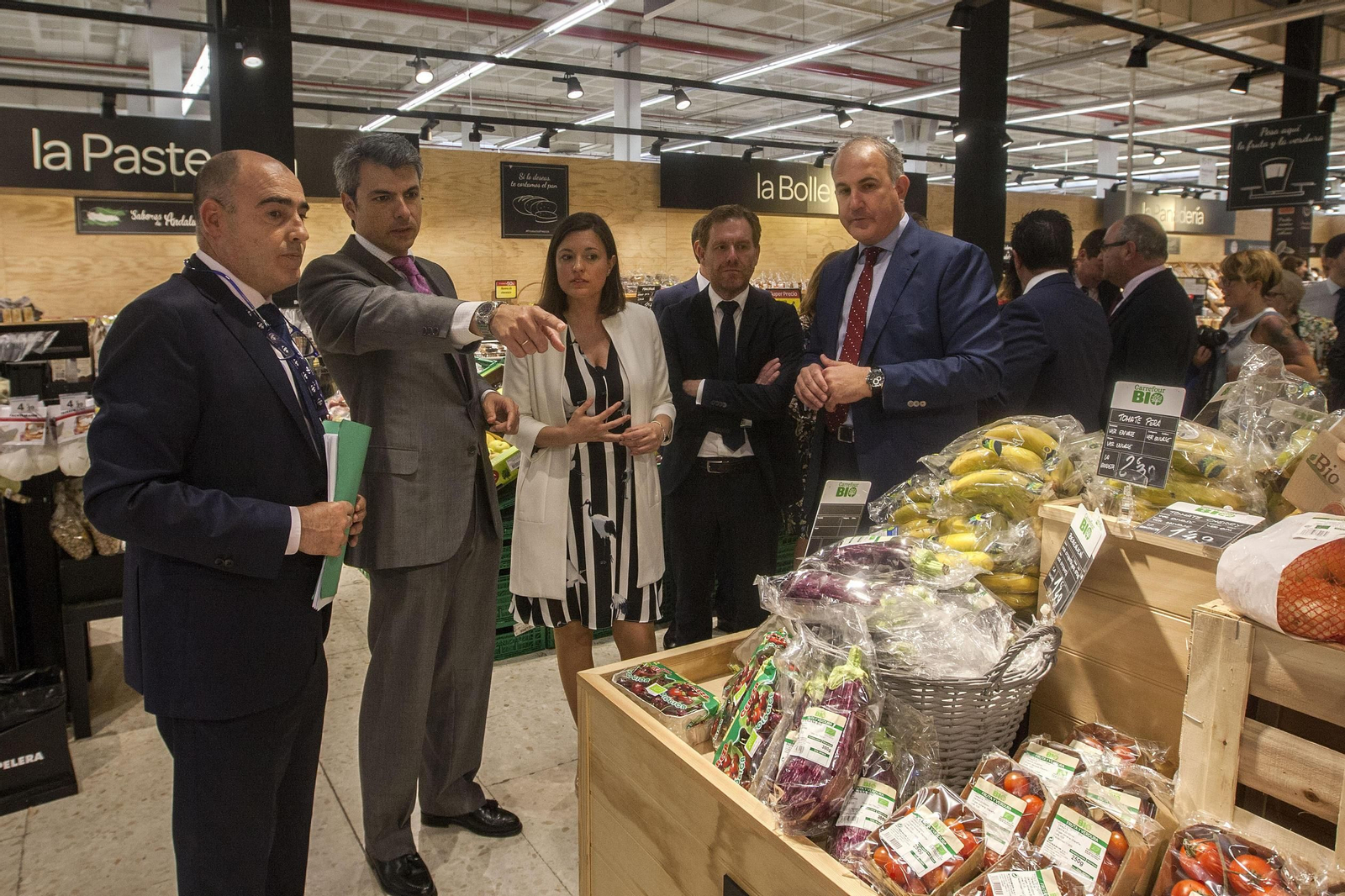 Patricia Cavada y Fran Romero, en las instalaciones de Carrefour, junto al Gaspar Noguera y Francisco José López.