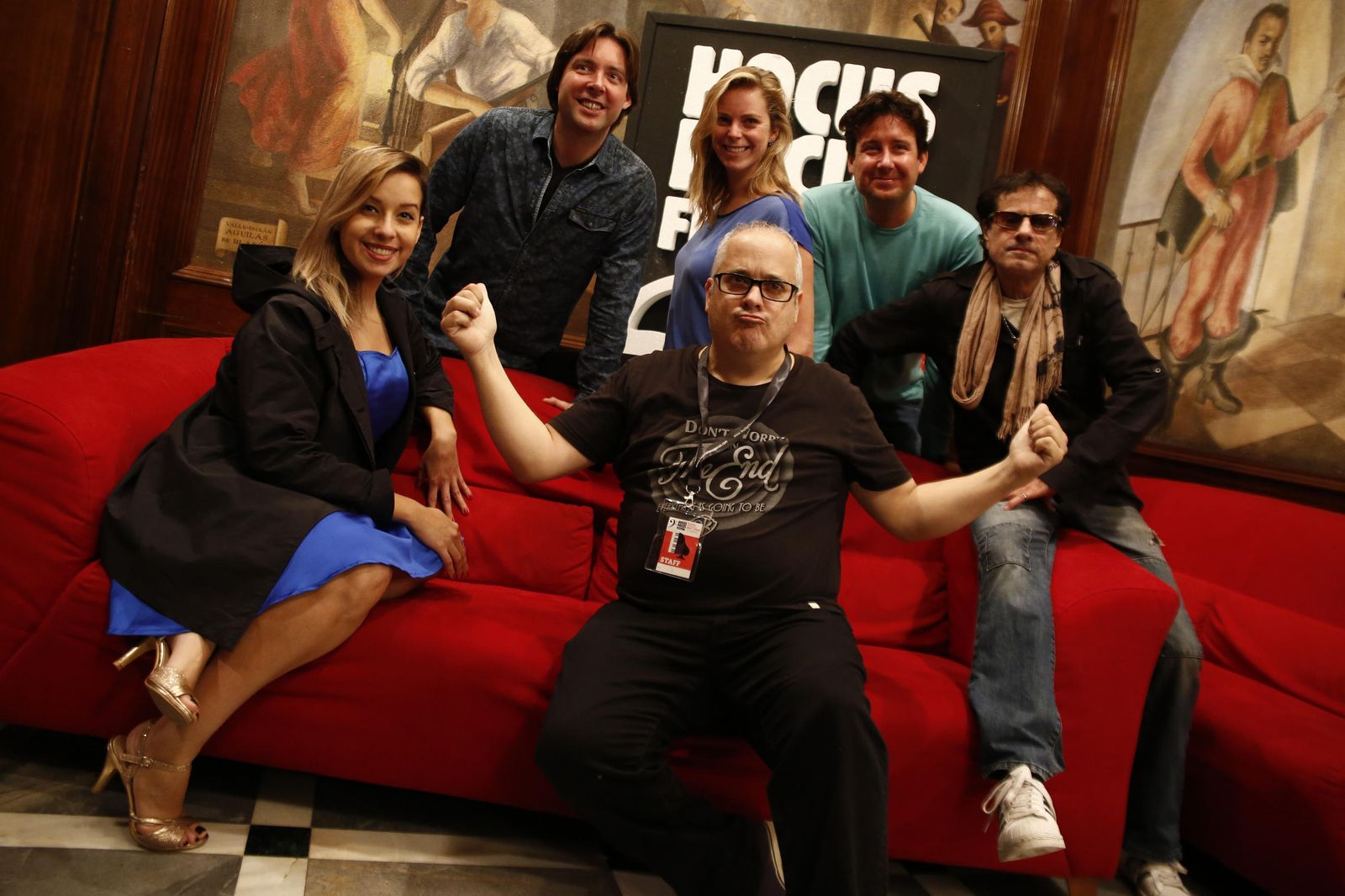 El director de Hocus Pocus, MagoMigue, rodeado de ilusionistas internacionales