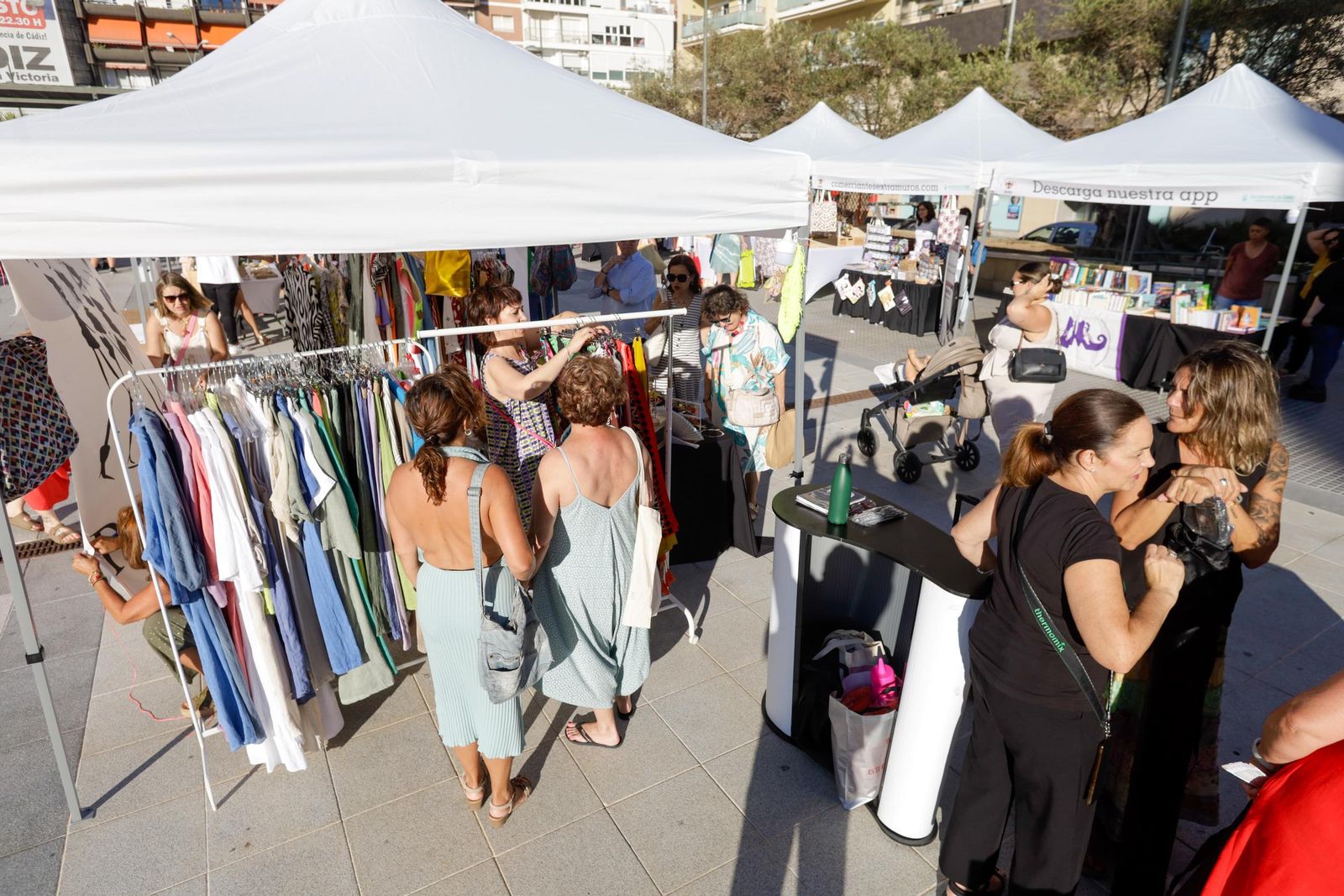 Las imágenes del mercadillo de la Noche Abierta del Comercio en Extramuros en Cádiz