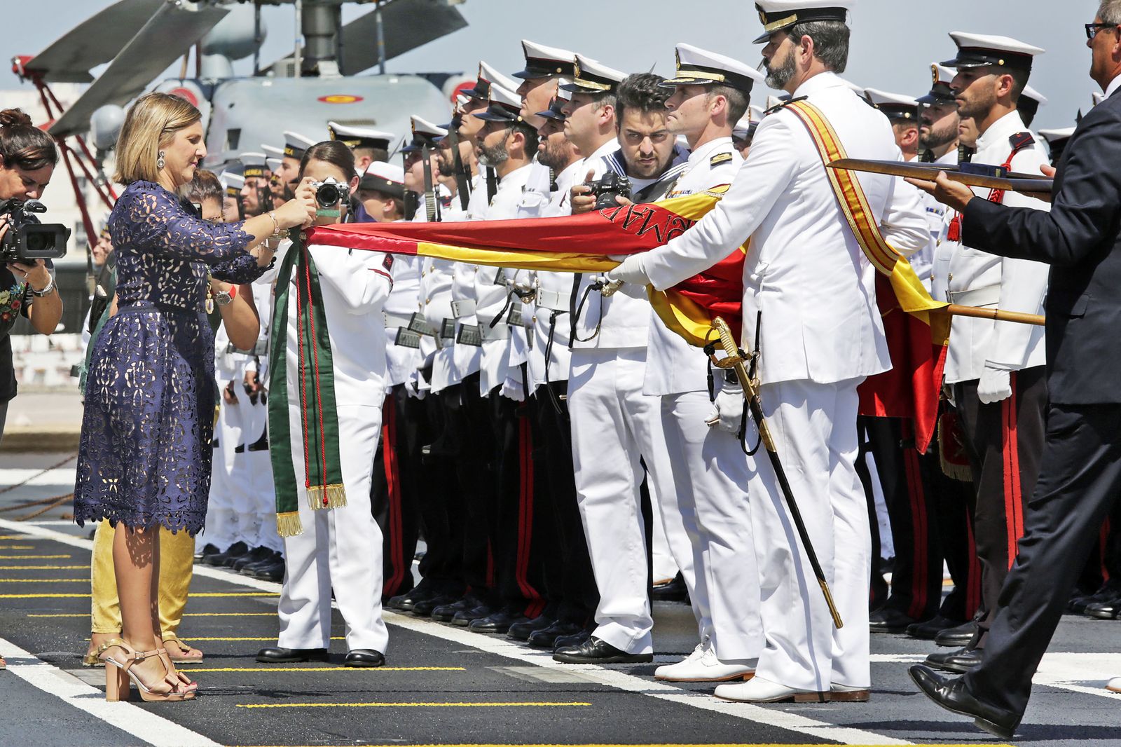 Entrega de la corbata de la Provincia a la bandera de la flota del Juan Carlos I