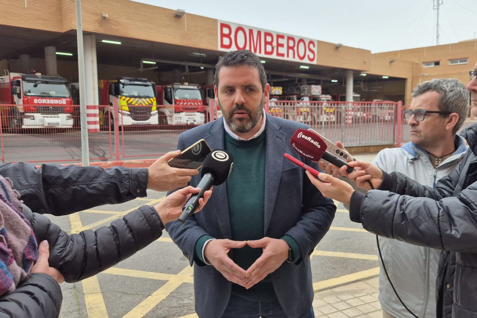 Juan Manuel del Real en el parque de bomberos de Almería.