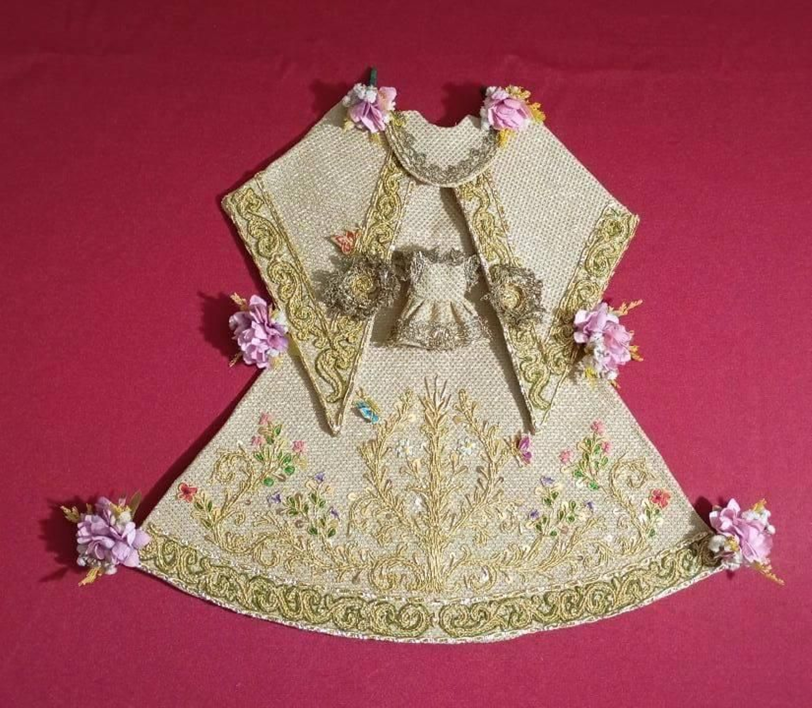 El traje bordado y donado por devotos para la Virgen del Rocío del Simpecado de Cádiz.