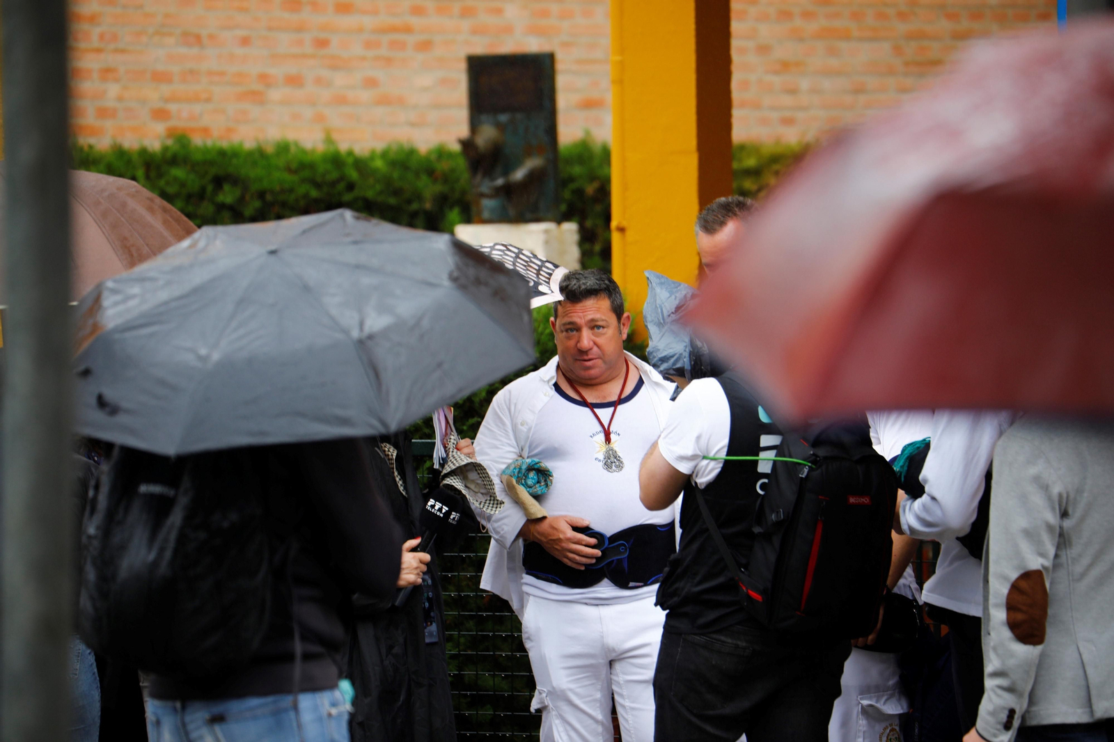La lluvia frustra la salida de la hermandad de la Estrella el Lunes Santo, en imágenes